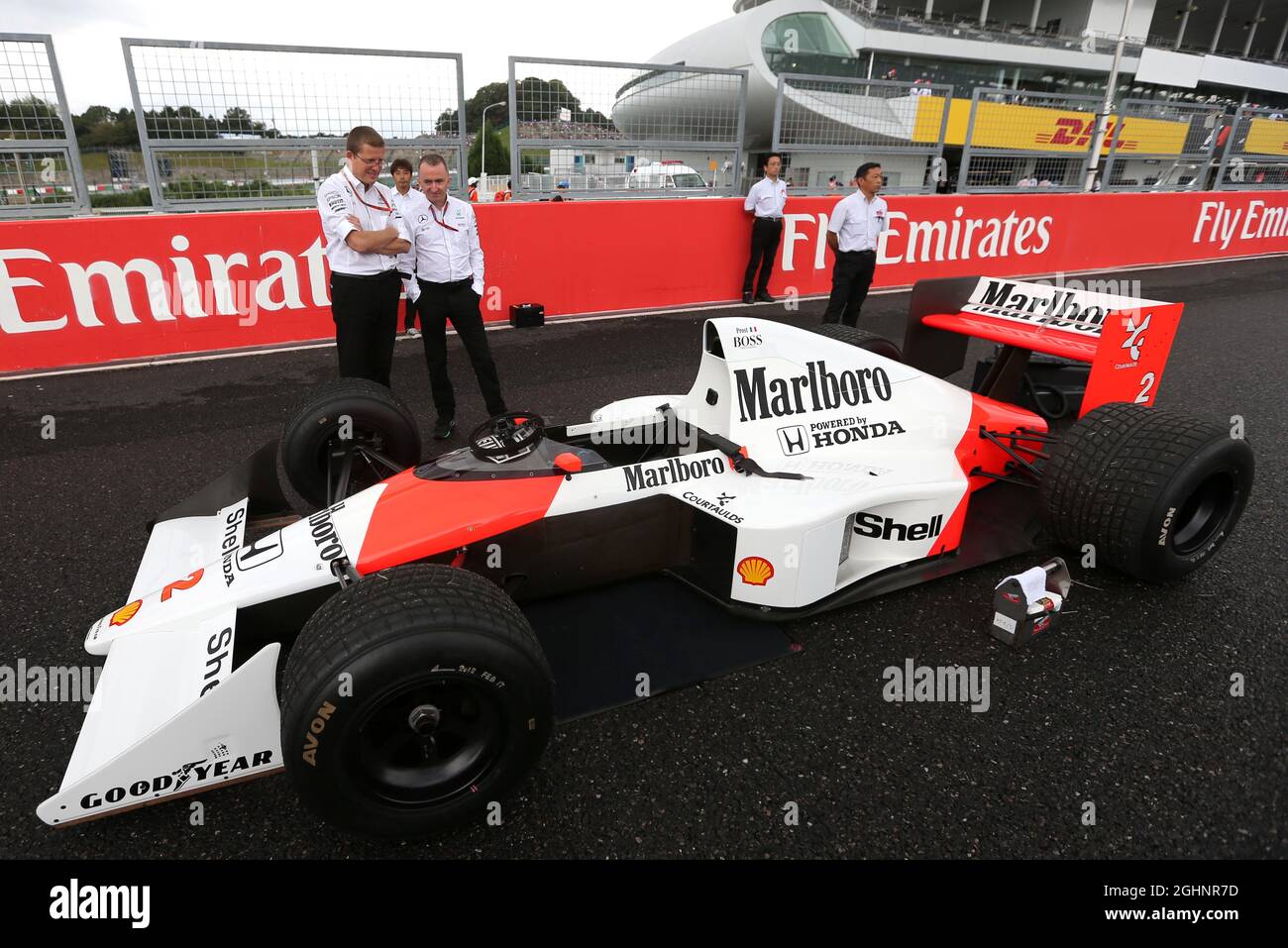 Paddy Lowe (GBR) Mercedes AMG F1 Direttore esecutivo (tecnico) guarda la McLaren MP4/5 1989 di Alain Prost (fra). 09.10.2016. Formula 1 World Championship, Rd 17, Gran Premio del Giappone, Suzuka, Giappone, Giorno di gara. Il credito fotografico dovrebbe essere: XPB/Press Association Images. Foto Stock
