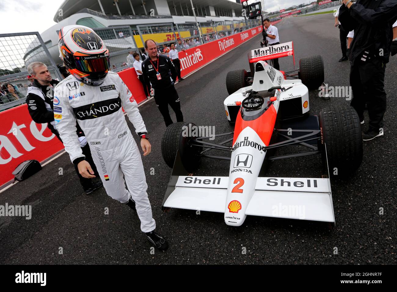 Stoffel Vandoorne (bel) McLaren Test and Reserve driver guida la 1989 McLaren MP4/5 di Alain Prost (fra). 09.10.2016. Formula 1 World Championship, Rd 17, Gran Premio del Giappone, Suzuka, Giappone, Giorno di gara. Il credito fotografico dovrebbe essere: XPB/Press Association Images. Foto Stock