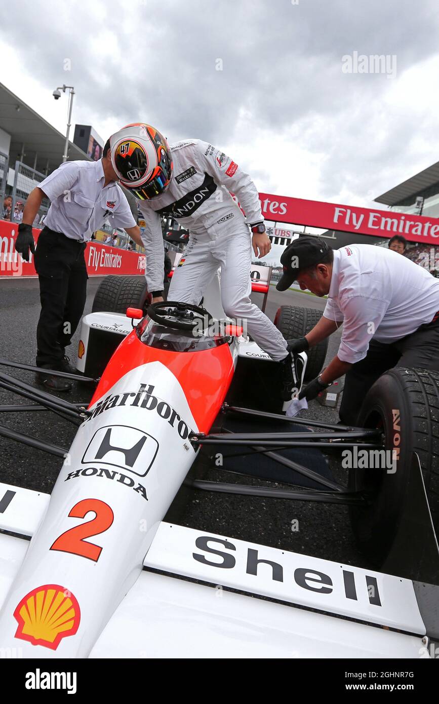 Stoffel Vandoorne (bel) McLaren Test and Reserve driver guida la 1989 McLaren MP4/5 di Alain Prost (fra). 09.10.2016. Formula 1 World Championship, Rd 17, Gran Premio del Giappone, Suzuka, Giappone, Giorno di gara. Il credito fotografico dovrebbe essere: XPB/Press Association Images. Foto Stock
