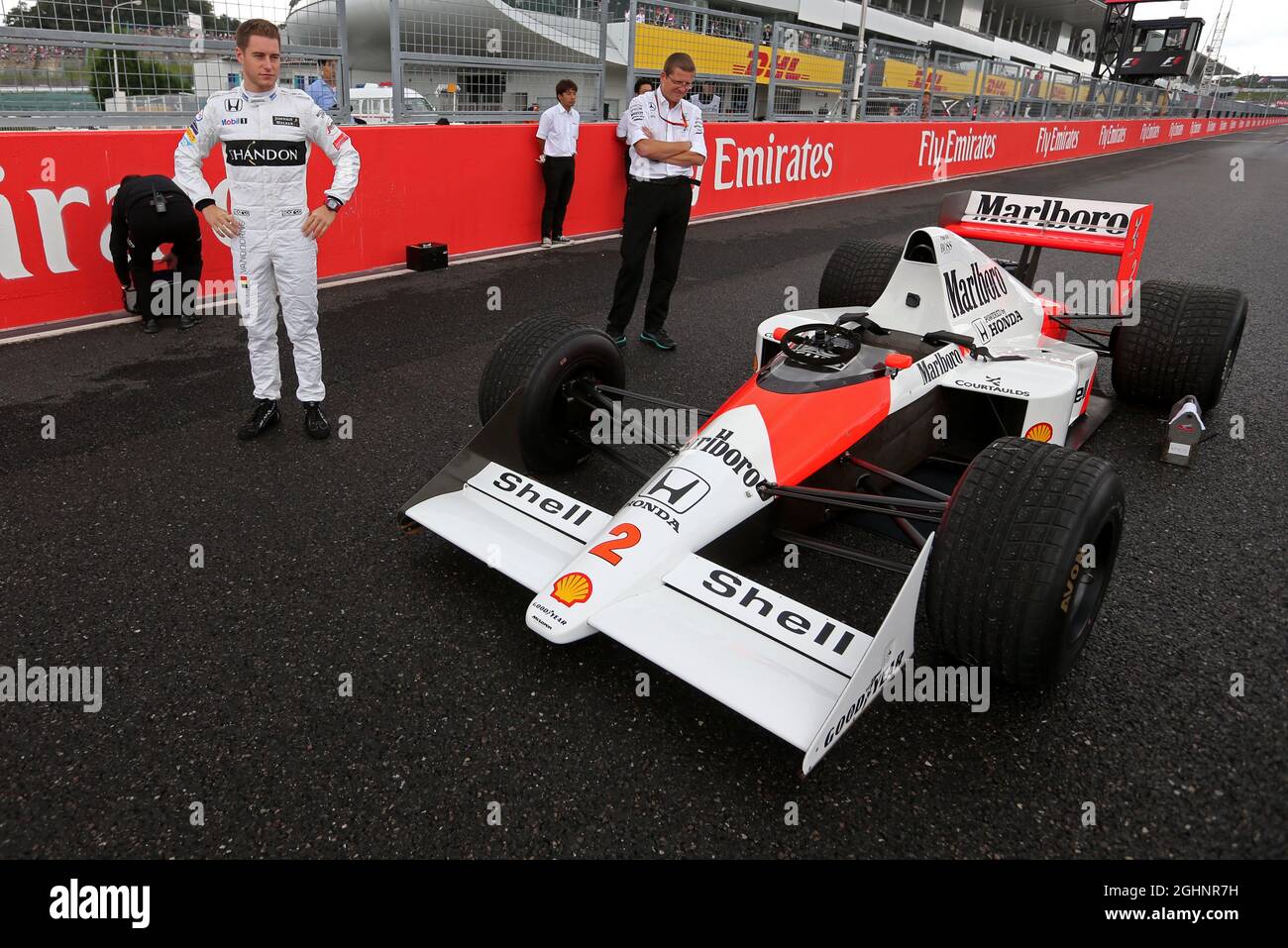 Stoffel Vandoorne (bel) McLaren Test and Reserve driver guida la 1989 McLaren MP4/5 di Alain Prost (fra). 09.10.2016. Formula 1 World Championship, Rd 17, Gran Premio del Giappone, Suzuka, Giappone, Giorno di gara. Il credito fotografico dovrebbe essere: XPB/Press Association Images. Foto Stock