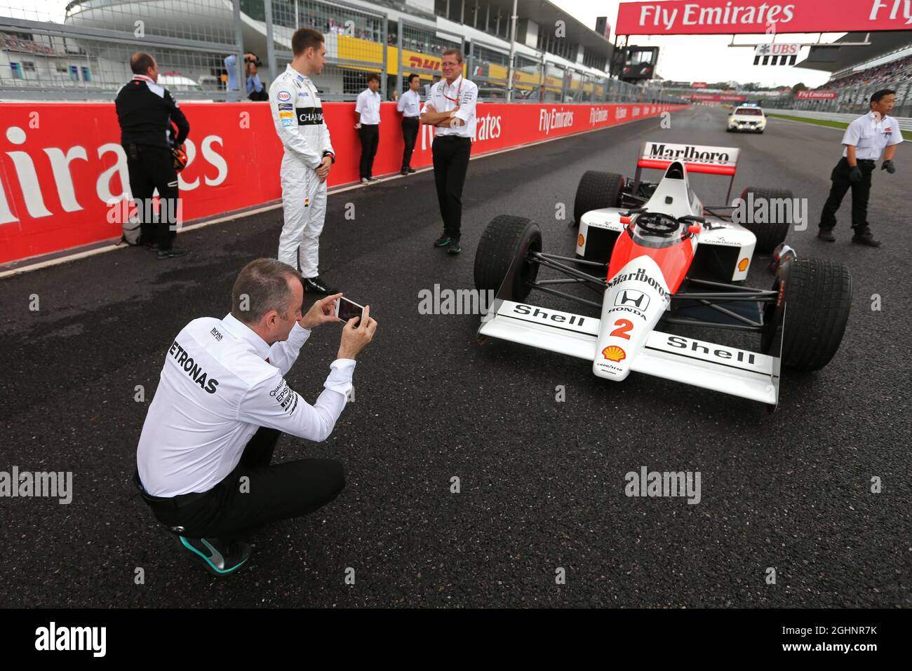 Stoffel Vandoorne (bel) McLaren Test and Reserve driver guida la 1989 McLaren MP4/5 di Alain Prost (fra), fotografata da Paddy Lowe (GBR) Mercedes AMG F1 Executive Director (Technical). 09.10.2016. Formula 1 World Championship, Rd 17, Gran Premio del Giappone, Suzuka, Giappone, Giorno di gara. Il credito fotografico dovrebbe essere: XPB/Press Association Images. Foto Stock