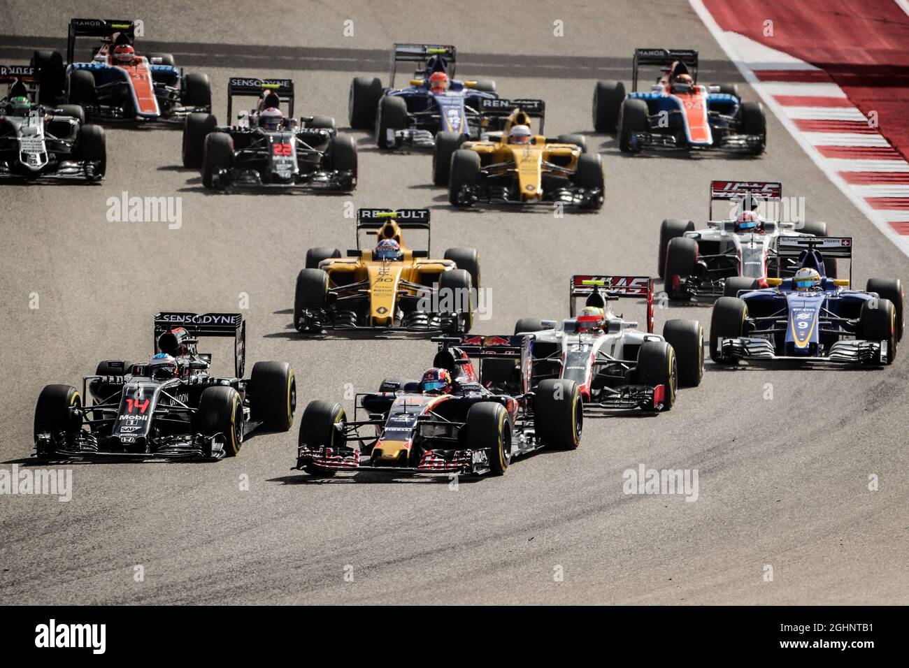 Daniil Kvyat (RUS) Scuderia Toro Rosso STR11 e Fernando Alonso (ESP) McLaren MP4-31 al via della gara. 23.10.2016. Formula 1 World Championship, Rd 18, United States Grand Prix, Austin, Texas, USA, Race Day. Il credito fotografico dovrebbe essere: XPB/Press Association Images. Foto Stock