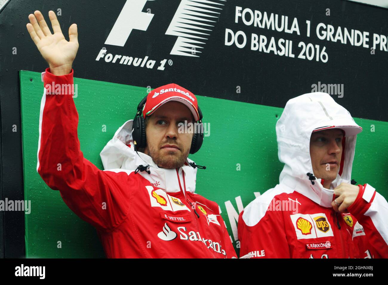 Lotus F1 Team Sebastian Vettel (GER) Ferrari con Kimi Raikkonen (fin) Ferrari sulla sfilata dei piloti. 13.11.2016. Formula 1 World Championship, Rd 20, Gran Premio del Brasile, San Paolo, Brasile, Giorno di gara. Il credito fotografico dovrebbe essere: XPB/Press Association Images. Foto Stock