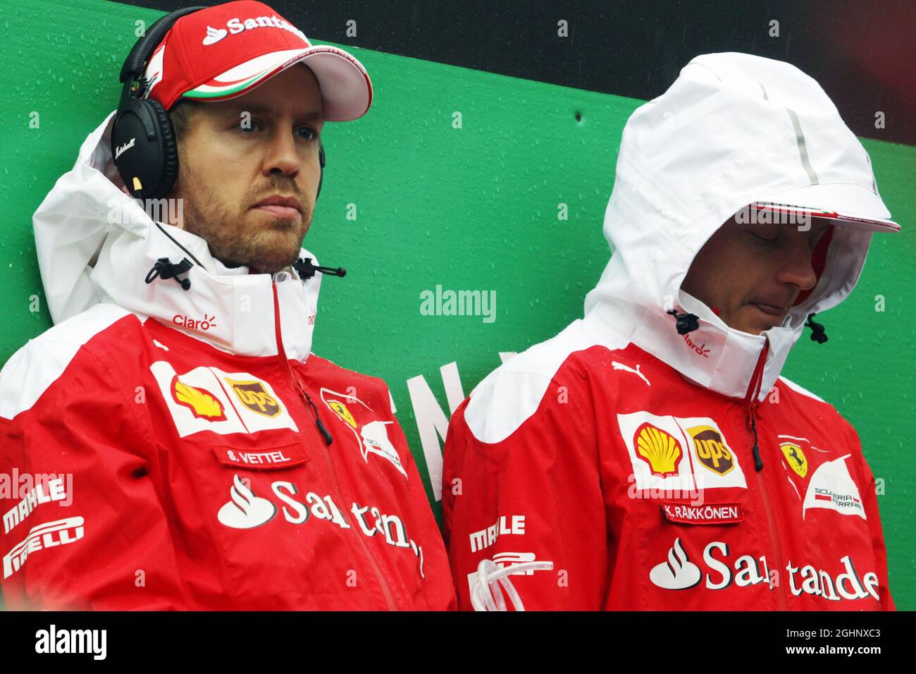 Lotus F1 Team Sebastian Vettel (GER) Ferrari con Kimi Raikkonen (fin) Ferrari sulla sfilata dei piloti. 13.11.2016. Formula 1 World Championship, Rd 20, Gran Premio del Brasile, San Paolo, Brasile, Giorno di gara. Il credito fotografico dovrebbe essere: XPB/Press Association Images. Foto Stock