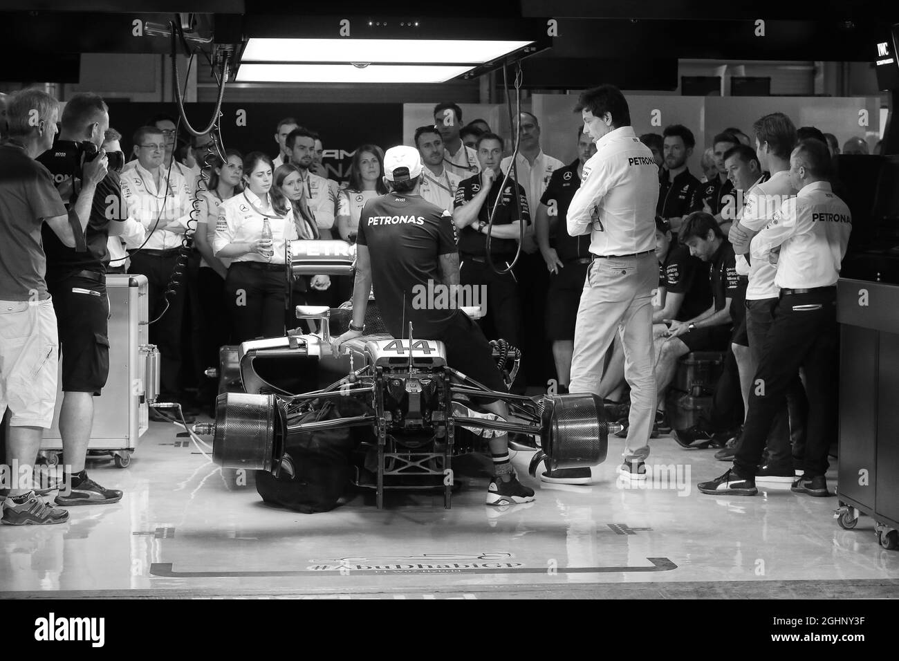 Lewis Hamilton (GBR) Mercedes AMG F1; Toto Wolff (GER) Mercedes AMG F1 azionista e Direttore Esecutivo; Paddy Lowe (GBR) Mercedes AMG F1 Direttore Esecutivo (tecnico); e Nico Rosberg (GER) Mercedes AMG F1; in un incontro di squadra. 24.11.2016. Formula 1 World Championship, Rd 21, Gran Premio di Abu Dhabi, Yas Marina Circuit, Abu Dhabi, giorno di preparazione. Il credito fotografico dovrebbe essere: XPB/Press Association Images. Foto Stock