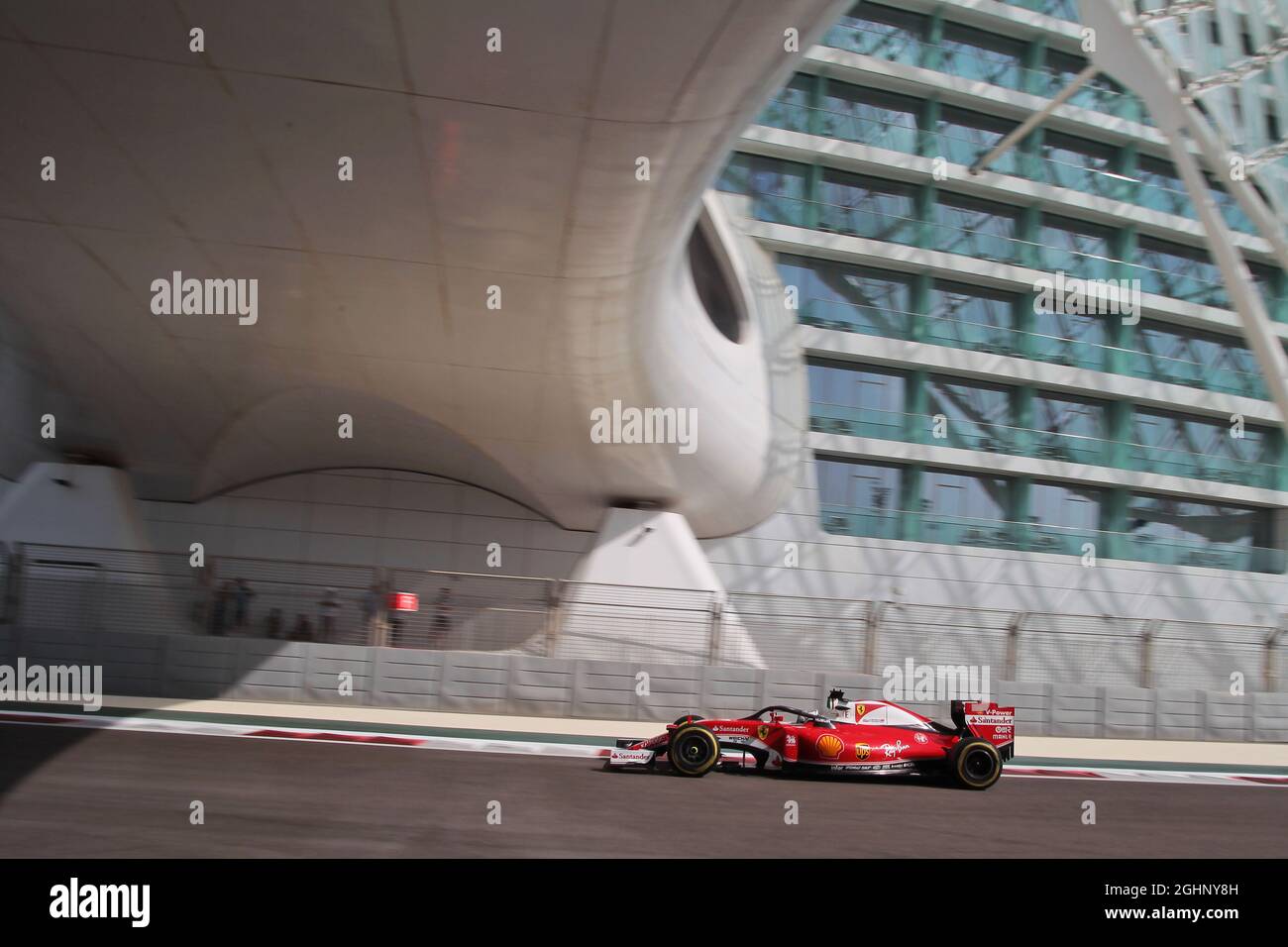 Sebastian Vettel (GER) Ferrari SF16-H con copertura Halo cockpit. 25.11.2016. Formula 1 World Championship, Rd 21, Gran Premio di Abu Dhabi, Yas Marina Circuit, Abu Dhabi, Practice Day. Il credito fotografico dovrebbe essere: XPB/Press Association Images. Foto Stock
