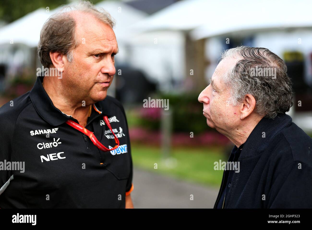 (Da L a R): Robert Fernley (GBR) Sahara Force India F1 Team Vice Direttore Team con Jean Todt (fra) Presidente FIA. 24.03.2017. Formula 1 World Championship, Rd 1, Australian Grand Prix, Albert Park, Melbourne, Australia, giorno di pratica. Il credito fotografico dovrebbe essere: XPB/Press Association Images. Foto Stock