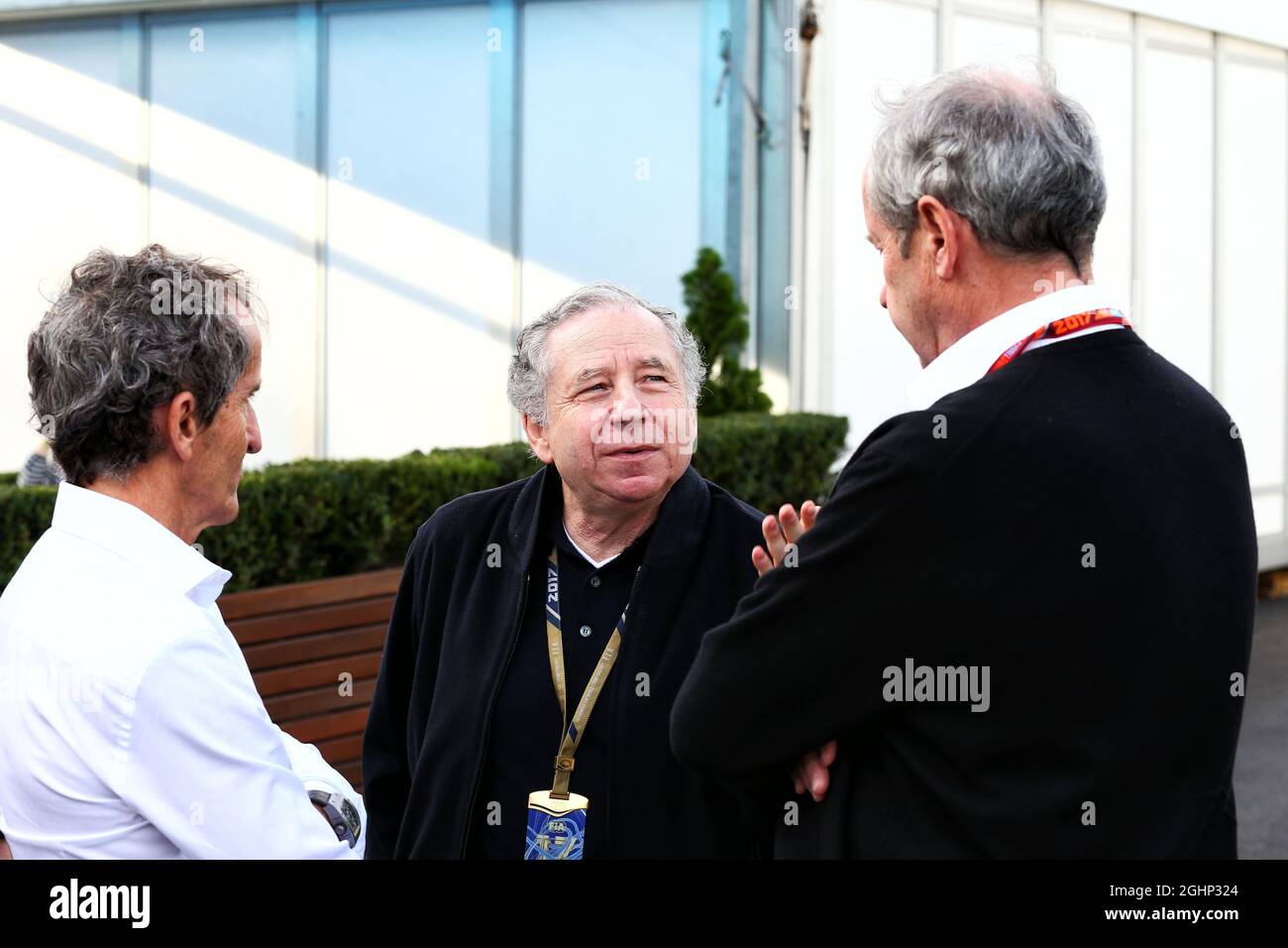(Da L a R): Alain Prost (fra) Consulente Speciale del Team Renault Sport F1 con Jean Todt (fra) Presidente FIA e Jerome Stoll (fra) Presidente Renault Sport F1. 24.03.2017. Formula 1 World Championship, Rd 1, Australian Grand Prix, Albert Park, Melbourne, Australia, giorno di pratica. Il credito fotografico dovrebbe essere: XPB/Press Association Images. Foto Stock