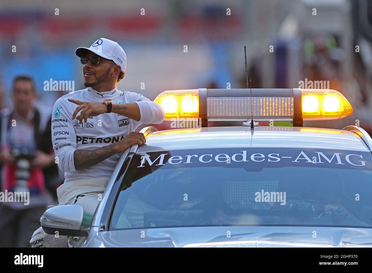Lewis Hamilton (GBR) Mercedes AMG F1 celebra la sua pole position dalla FIA Medical Car. 25.03.2017. Formula 1 World Championship, Rd 1, Australian Grand Prix, Albert Park, Melbourne, Australia, giorno delle Qualifiche. Il credito fotografico dovrebbe essere: XPB/Press Association Images. Foto Stock