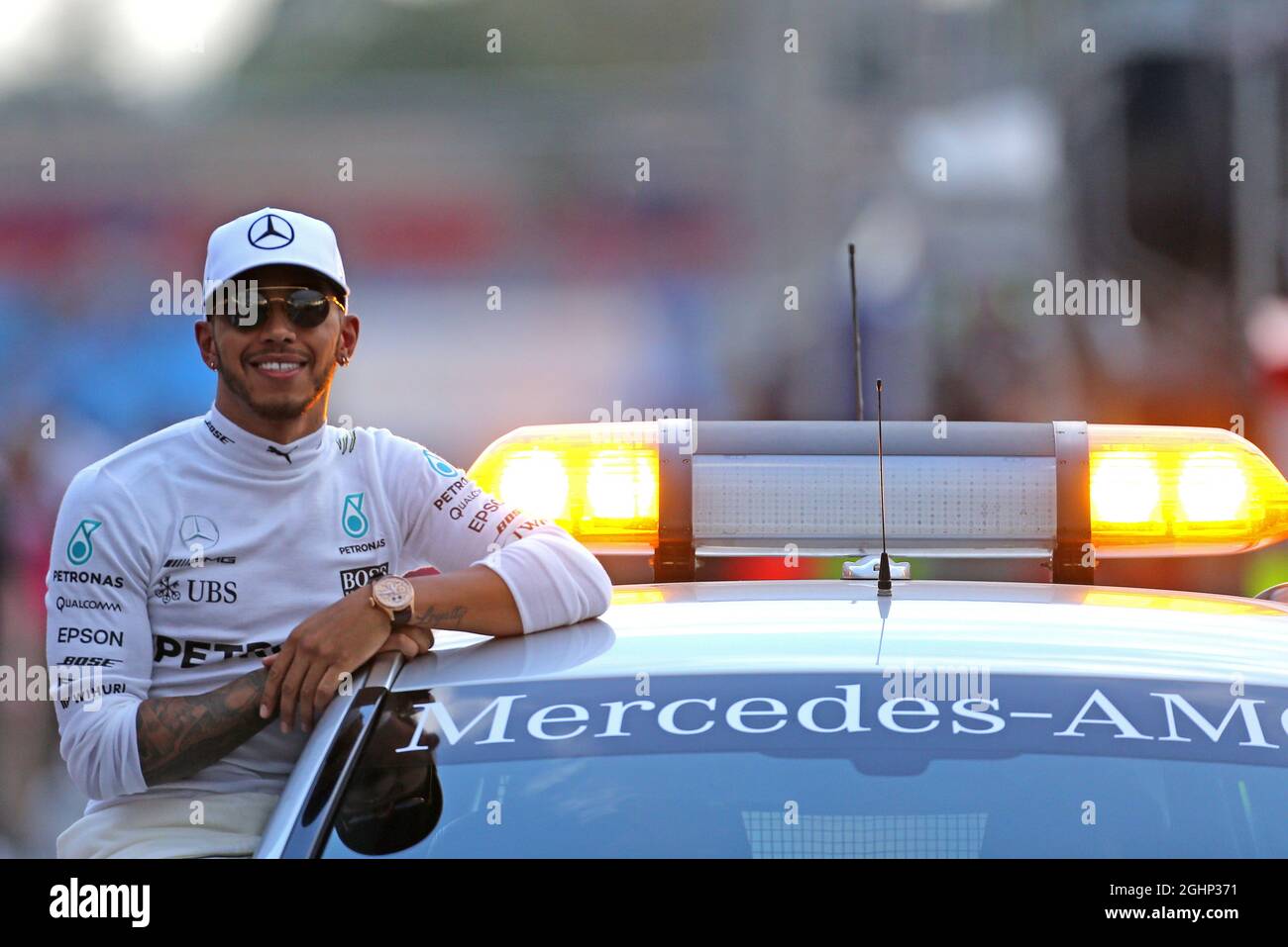 Lewis Hamilton (GBR) Mercedes AMG F1 celebra la sua pole position dalla FIA Medical Car. 25.03.2017. Formula 1 World Championship, Rd 1, Australian Grand Prix, Albert Park, Melbourne, Australia, giorno delle Qualifiche. Il credito fotografico dovrebbe essere: XPB/Press Association Images. Foto Stock