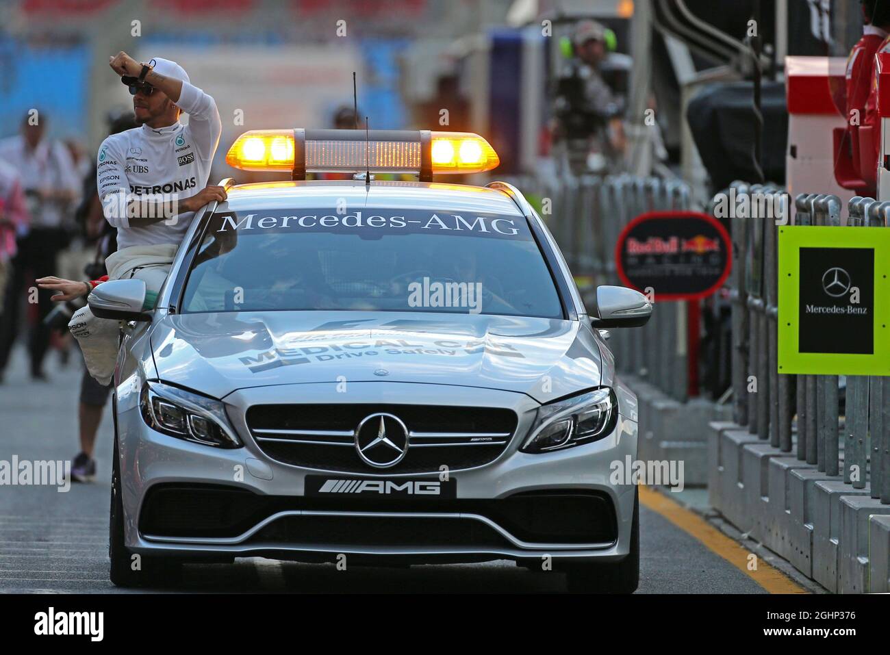 Lewis Hamilton (GBR) Mercedes AMG F1 celebra la sua pole position dalla FIA Medical Car. 25.03.2017. Formula 1 World Championship, Rd 1, Australian Grand Prix, Albert Park, Melbourne, Australia, giorno delle Qualifiche. Il credito fotografico dovrebbe essere: XPB/Press Association Images. Foto Stock