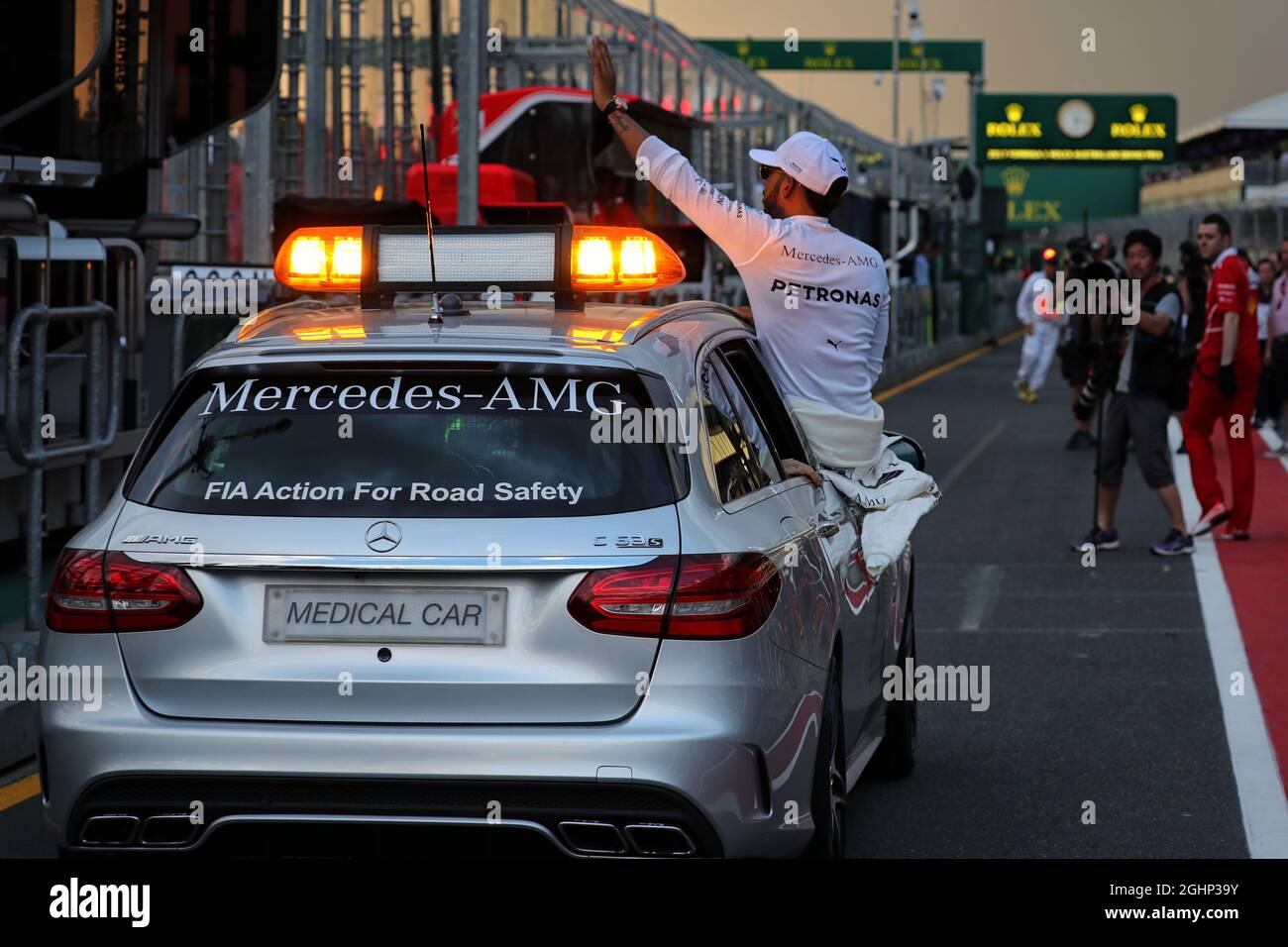 Lewis Hamilton (GBR) Mercedes AMG F1 celebra la sua pole position dalla FIA Medical Car. 25.03.2017. Formula 1 World Championship, Rd 1, Australian Grand Prix, Albert Park, Melbourne, Australia, giorno delle Qualifiche. Il credito fotografico dovrebbe essere: XPB/Press Association Images. Foto Stock