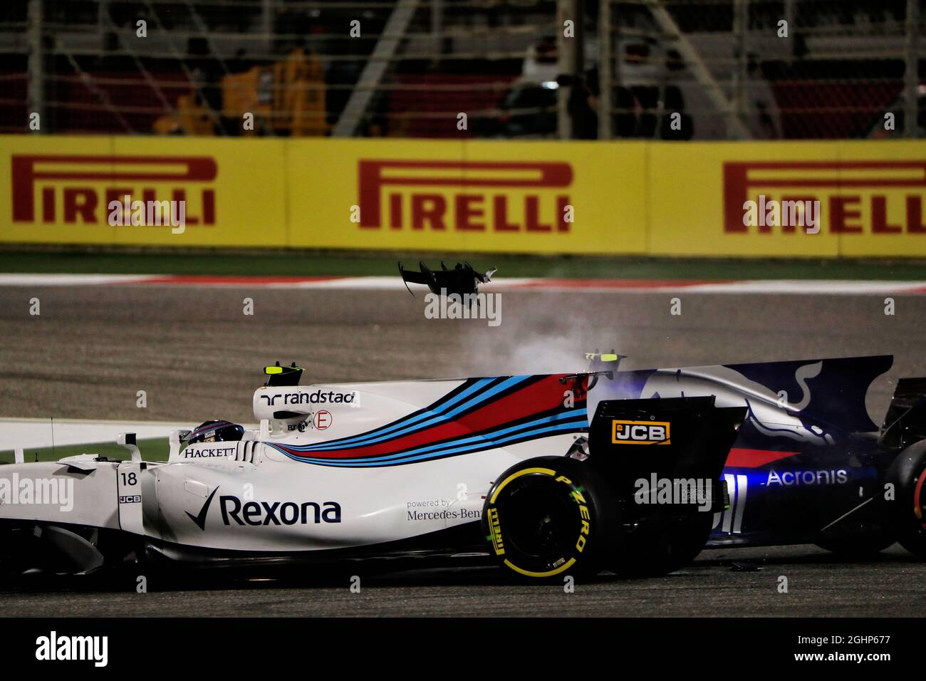 Lance Roll (CDN) Williams FW40 e Carlos Sainz Jr (ESP) scuderia Toro Rosso STR12 crash. 16.04.2017. Formula 1 World Championship, Rd 3, Gran Premio del Bahrain, Sakhir, Bahrain, Giorno di gara. Il credito fotografico dovrebbe essere: XPB/Press Association Images. Foto Stock