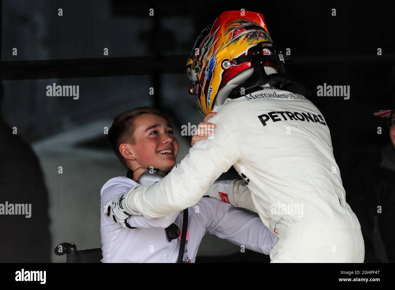 Vincitore della gara Lewis Hamilton (GBR) Mercedes AMG F1 festeggia con Billy Monger (GBR) Racing driver in parc ferme. 16.07.2017. Formula 1 World Championship, Rd 10, Gran Premio di Gran Bretagna, Silverstone, Inghilterra, Giorno di gara. Il credito fotografico dovrebbe essere: XPB/Press Association Images. Foto Stock