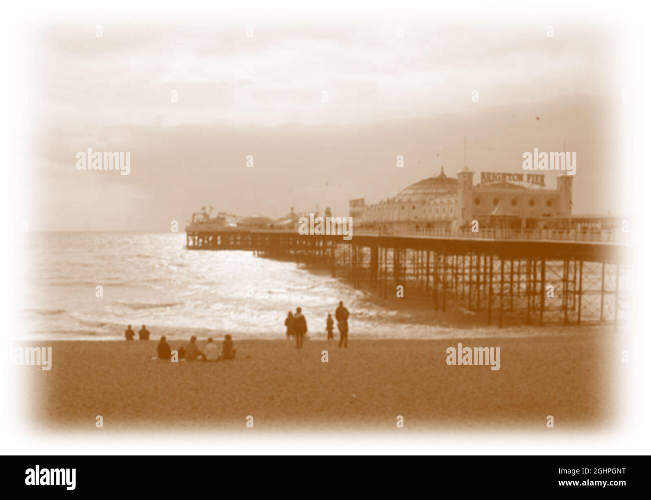 Vista sul molo di Brighton dalla spiaggia. Brighton, Regno Unito. Foto Stock