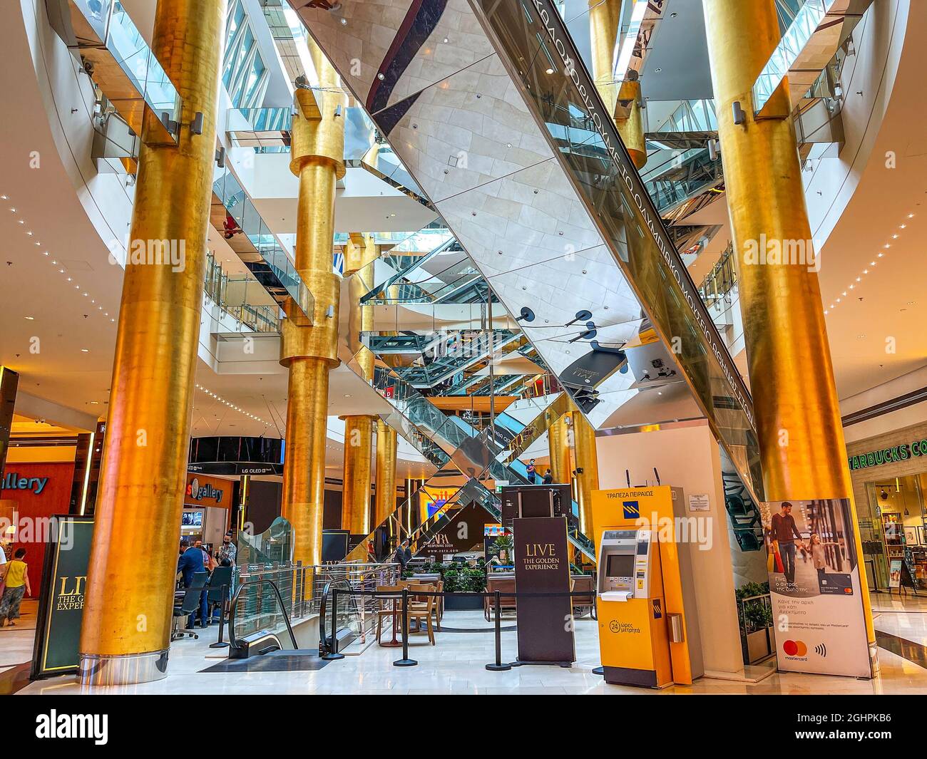 Vista interna del famoso centro commerciale Golden Hall situato a Marousi, Atene, Grecia. Foto Stock
