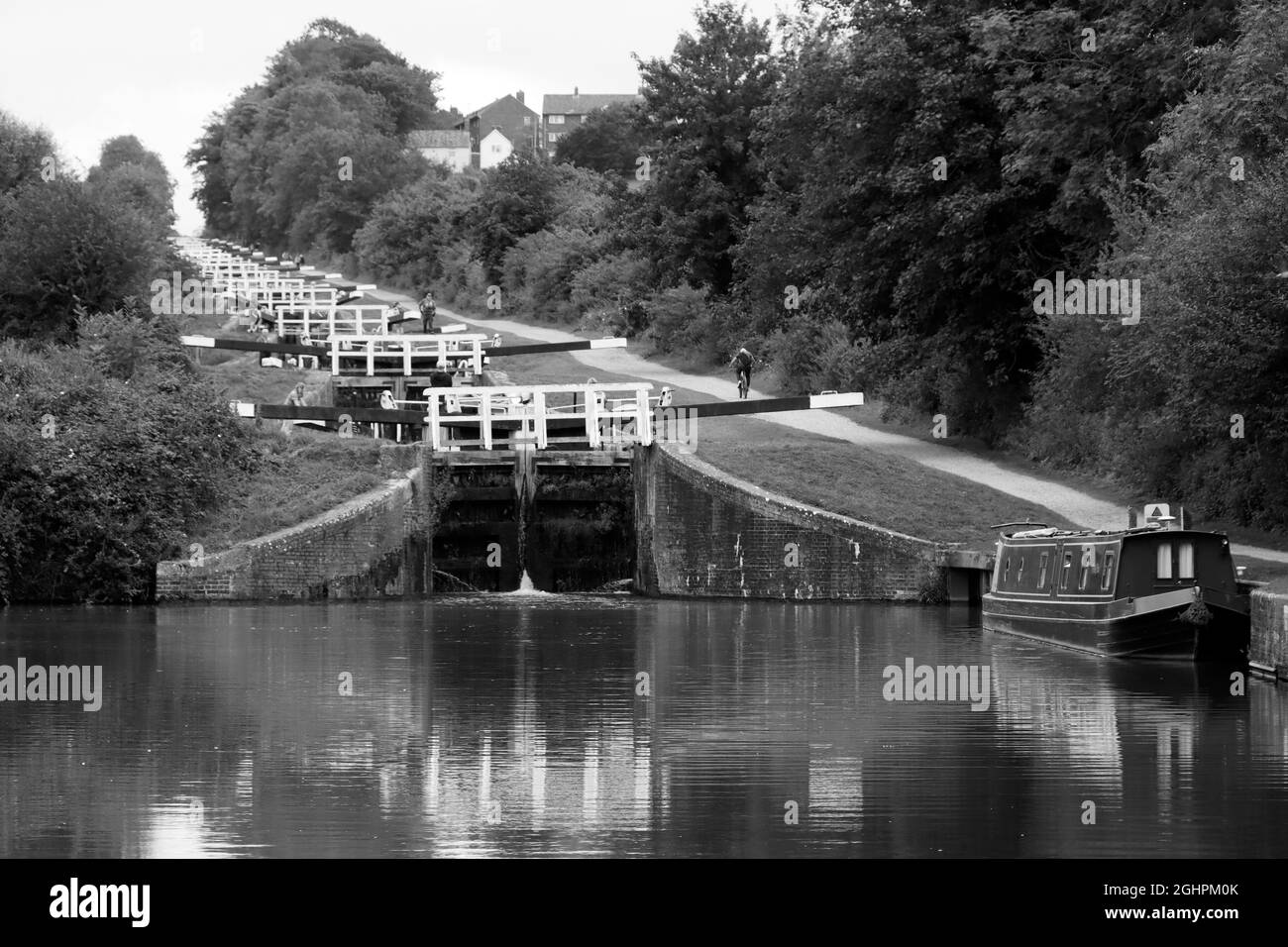 Una barca stretta ormeggiata all'inizio del volo Caen Hill Lock a Devizes Wiltshire Foto Stock