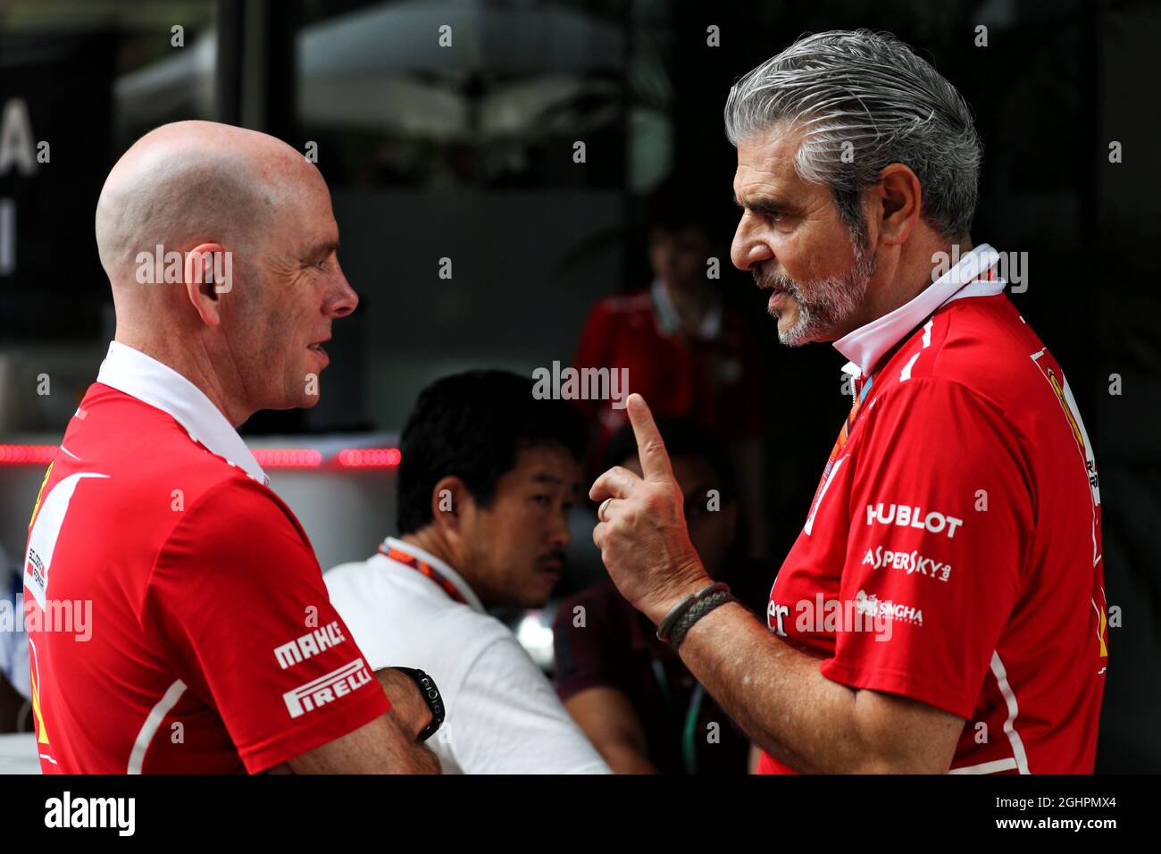 Lotus F1 Team Jock Clear (GBR) Ferrari Engineering Director con Maurizio Arrivabene (ITA) Ferrari Team Principal. 30.09.2017. Formula 1 World Championship, Rd 15, Gran Premio della Malesia, Sepang, Malesia, Sabato. Il credito fotografico dovrebbe essere: XPB/Press Association Images. Foto Stock