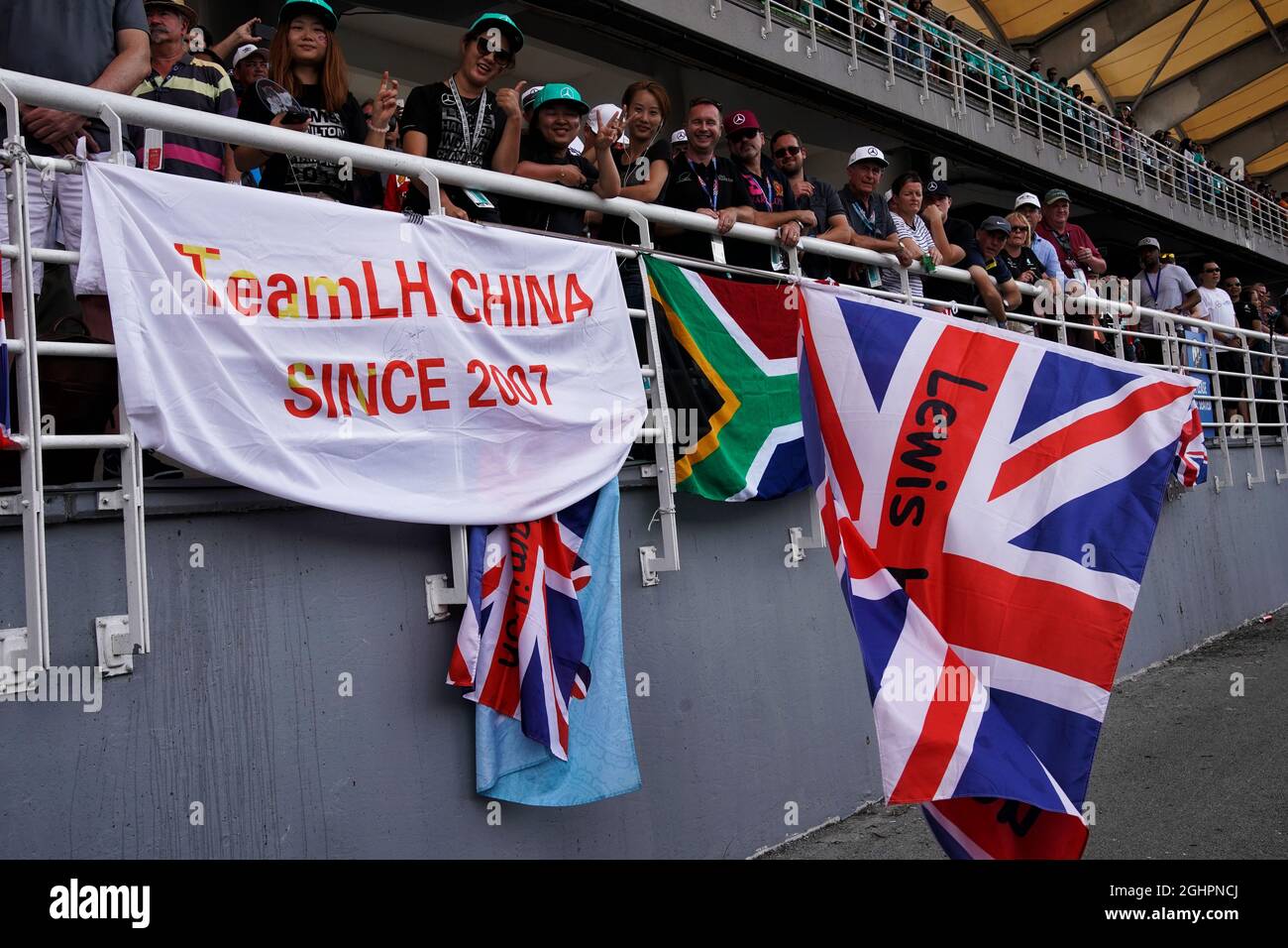 Tifosi di Lewis Hamilton (GBR) Mercedes AMG F1 W08 in tribuna con striscioni e bandiere. 01.10.2017. Formula 1 World Championship, Rd 15, Gran Premio della Malesia, Sepang, Malesia, Domenica. Il credito fotografico dovrebbe essere: XPB/Press Association Images. Foto Stock