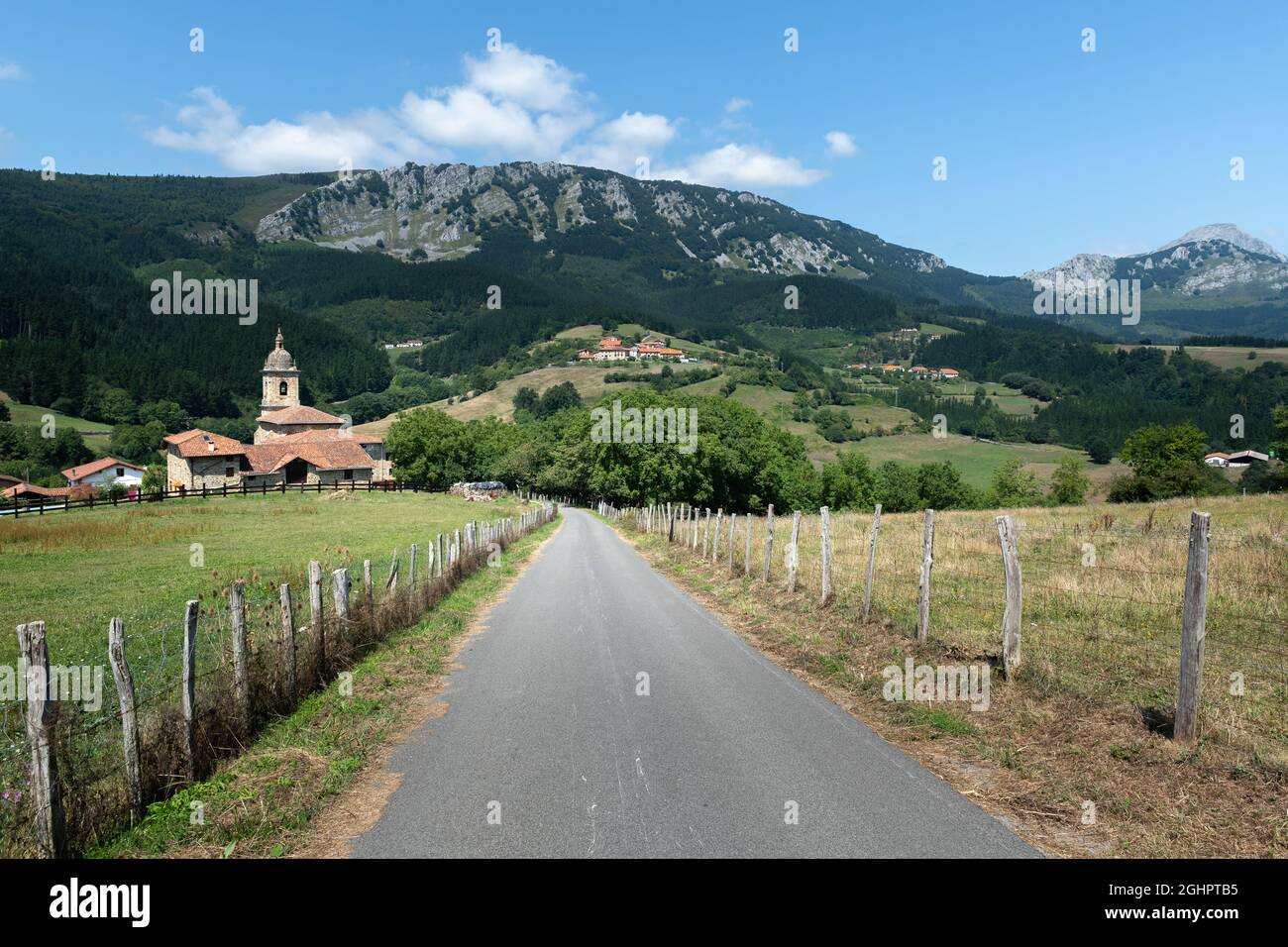 Strada per il quartiere di Uribarri nella valle di Aramaio, Paesi Baschi in Spagna Foto Stock