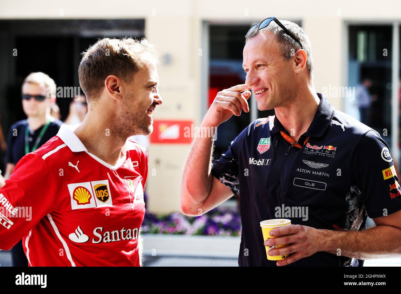 Da L a R): Sebastian Vettel (GER) Ferrari con Ole Schack, Red Bull Racing  Mechanic. 26.11.2017. Formula 1 World Championship, Rd 20, Gran Premio di  Abu Dhabi, Yas Marina Circuit, Abu Dhabi,
