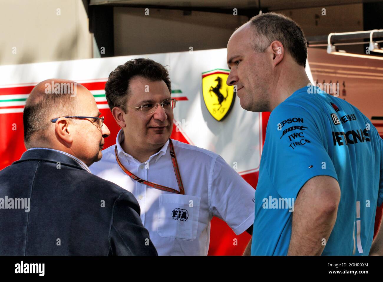 Luca Colajanni (ITA) Senior Communications Officer di Formula uno (Left) con Nicholas Tombazis (GRE) FIA Head of Single-SEater Technical Matters (Center). 21.03.2018. Formula 1 World Championship, Rd 1, Australian Grand Prix, Albert Park, Melbourne, Australia, giorno di preparazione. Il credito fotografico dovrebbe essere: XPB/Press Association Images. Foto Stock