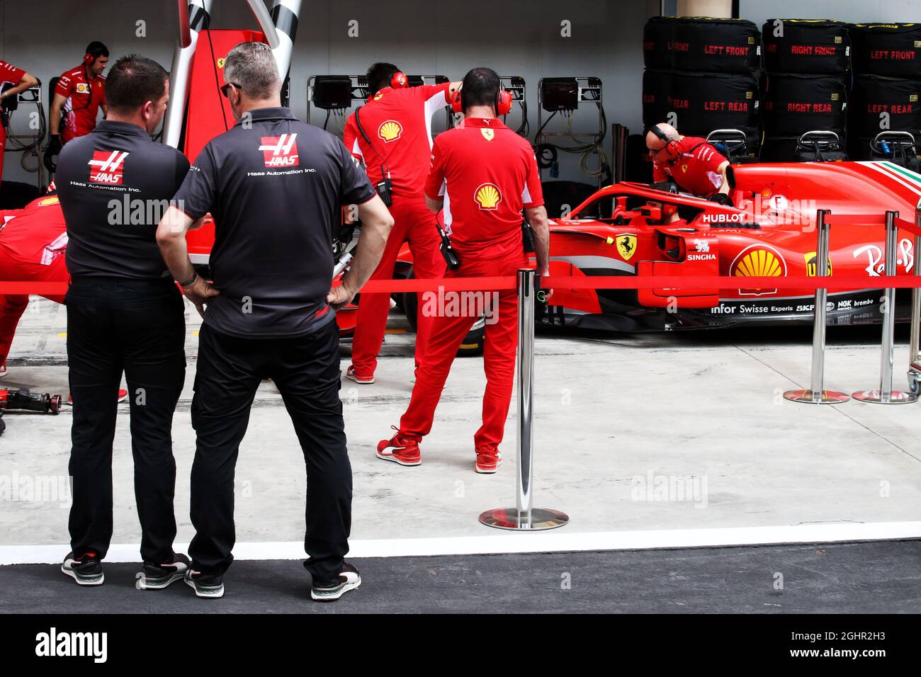 I membri del Team Haas F1 guardano le pit-stop della Ferrari. 05.04.2018. Formula 1 World Championship, Rd 2, Bahrain Grand Prix, Sakhir, Bahrain, Giorno di preparazione. Il credito fotografico dovrebbe essere: XPB/Press Association Images. Foto Stock