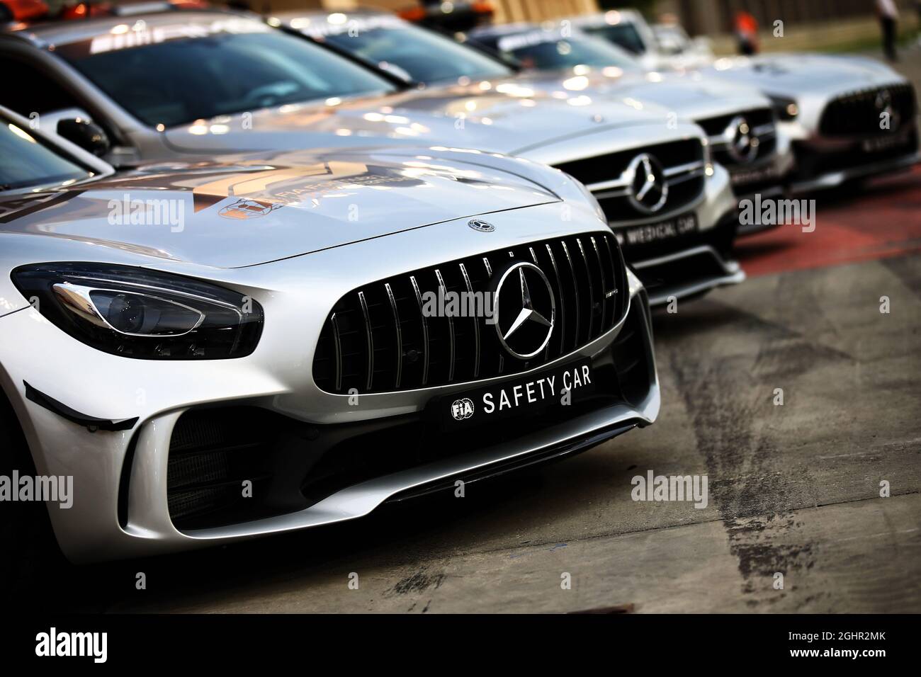 FIA Safety Cars e FIA Medical Cars. 05.04.2018. Formula 1 World Championship, Rd 2, Bahrain Grand Prix, Sakhir, Bahrain, Giorno di preparazione. Il credito fotografico dovrebbe essere: XPB/Press Association Images. Foto Stock