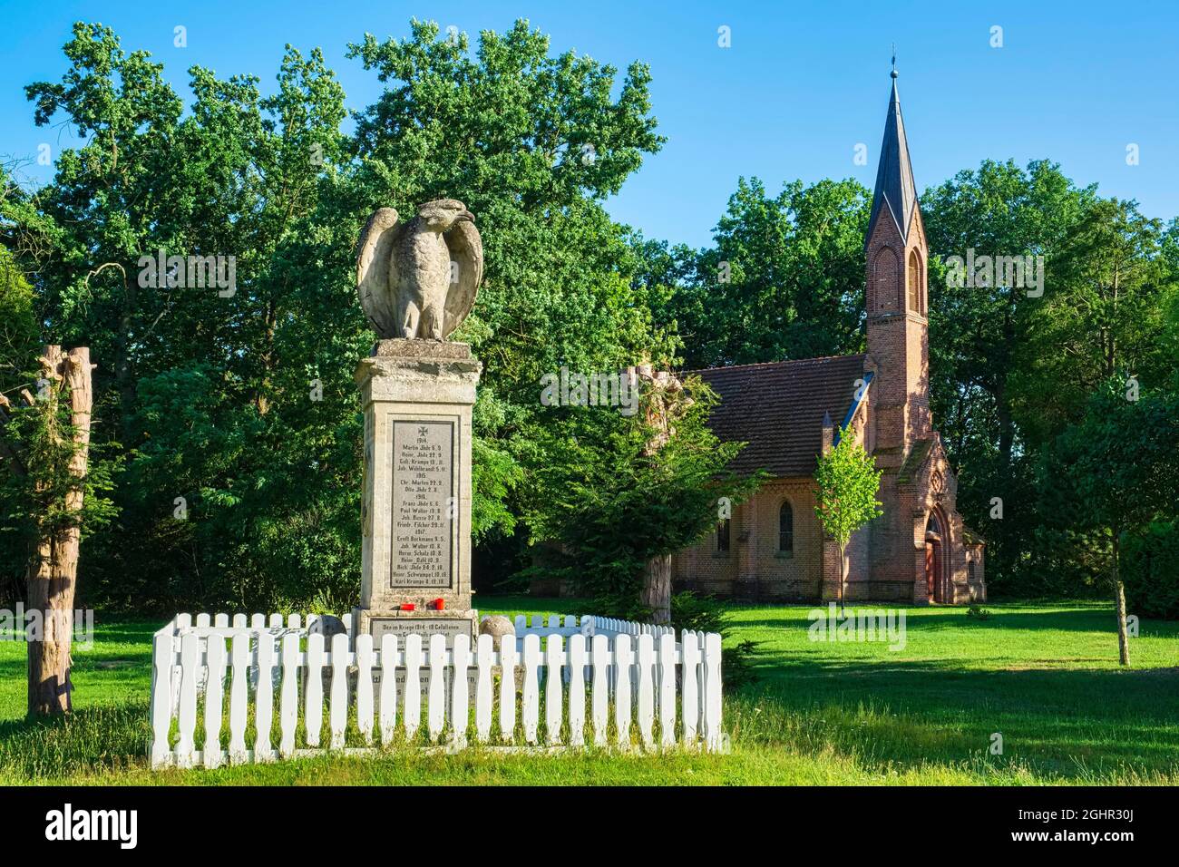 Monumento caduto di fronte alla chiesa del villaggio di Suelte, Meclemburgo-Pomerania occidentale, Germania Foto Stock
