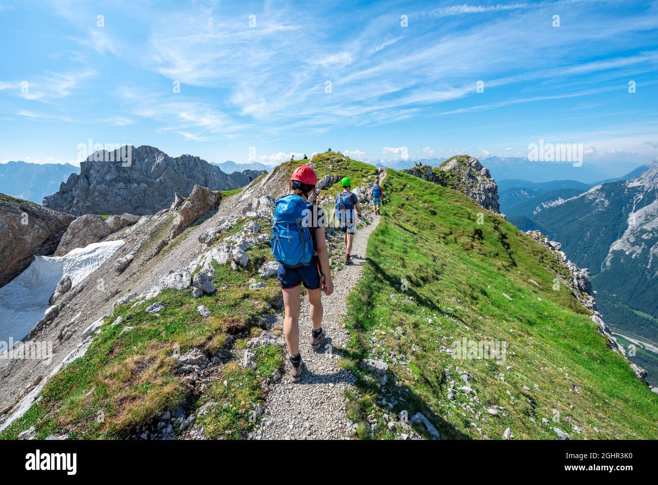 Alpinismo escursionistico su un crinale, percorso fisso di corda Mittenwalder Hoehenweg, Karwendel Montagne, Mittenwald, Baviera, Germania Foto Stock