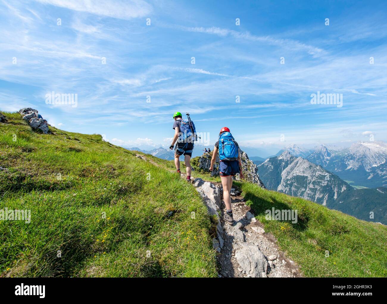 Gli alpinisti camminano sulla via ferrata Mittenwalder Hoehenweg, Karwendel Mountains, Mittenwald, Bavaria, Germania Foto Stock