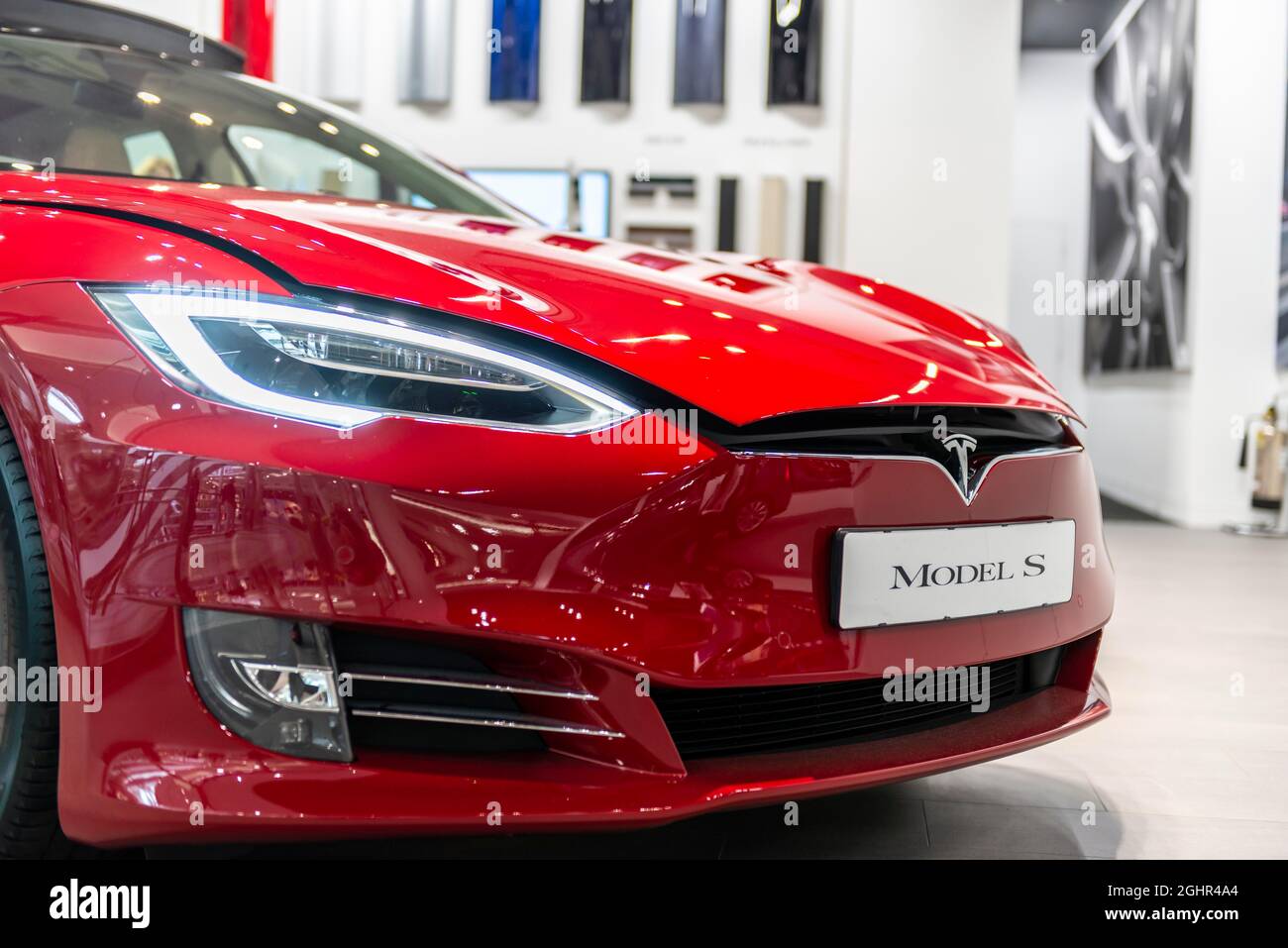 Red Tesla Model S, presso una concessionaria di automobili, Londra, Inghilterra, Regno Unito Foto Stock