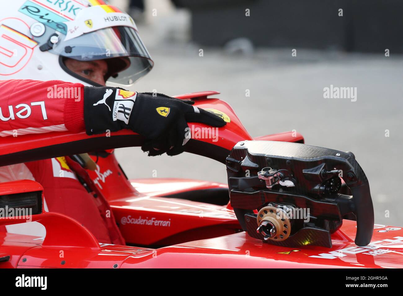 Sebastian Vettel (GER) Ferrari SF71H e il suo volante in qualifica parc ferme. 28.04.2018. Formula 1 World Championship, Rd 4, Gran Premio di Azerbaigian, circuito di Baku Street, Azerbaijan, Giorno di qualificazione. Il credito fotografico dovrebbe essere: XPB/Press Association Images. Foto Stock