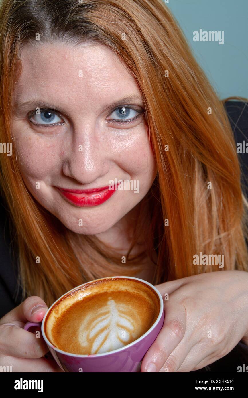 Ritratto di attrice con un espresso Foto Stock