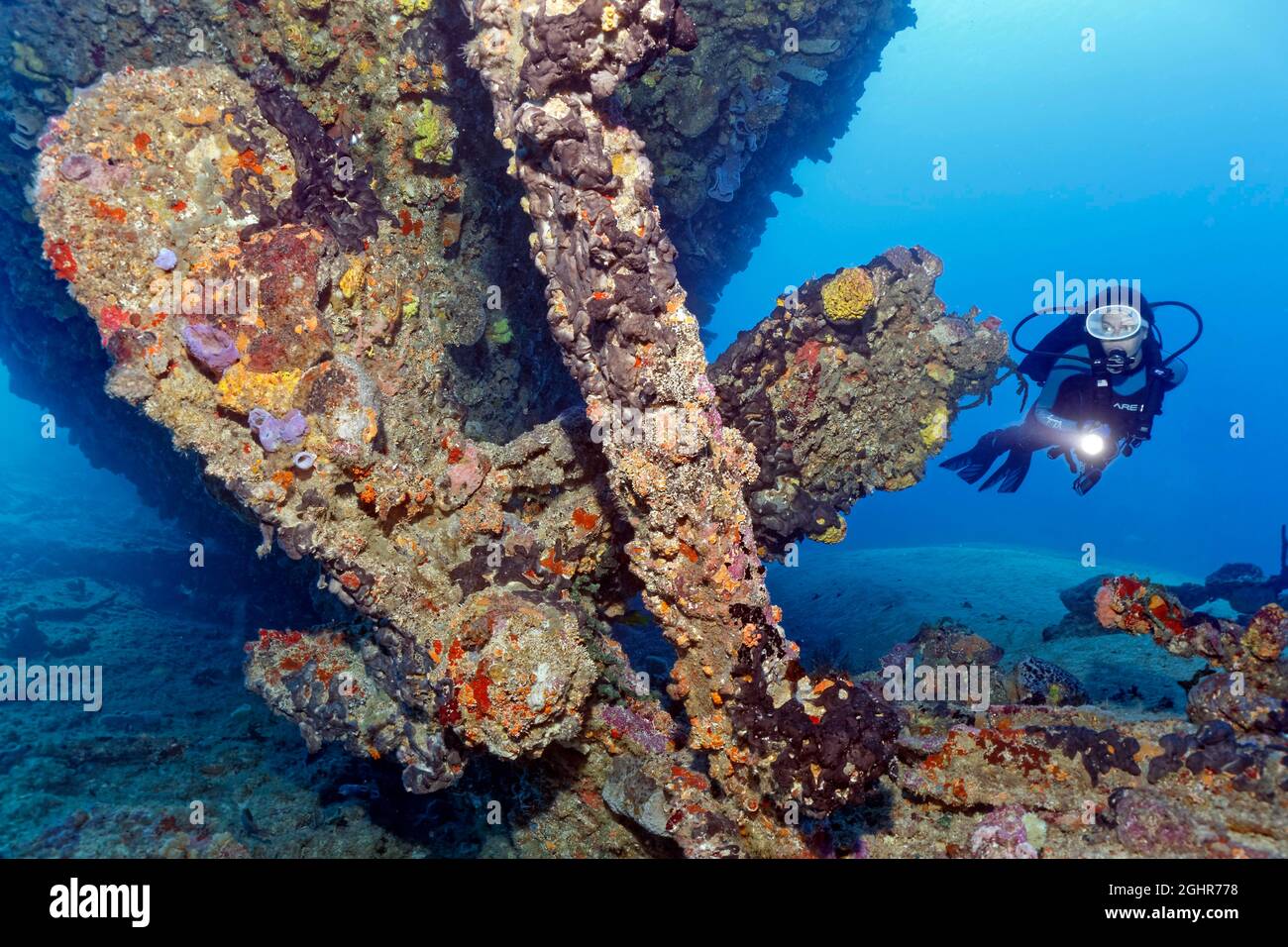Subacqueo che guarda elica e timone dal relitto della Virgen de Altagracia, naufragio, Mar dei Caraibi vicino a Playa St Lucia, Camagueey Provincia Foto Stock