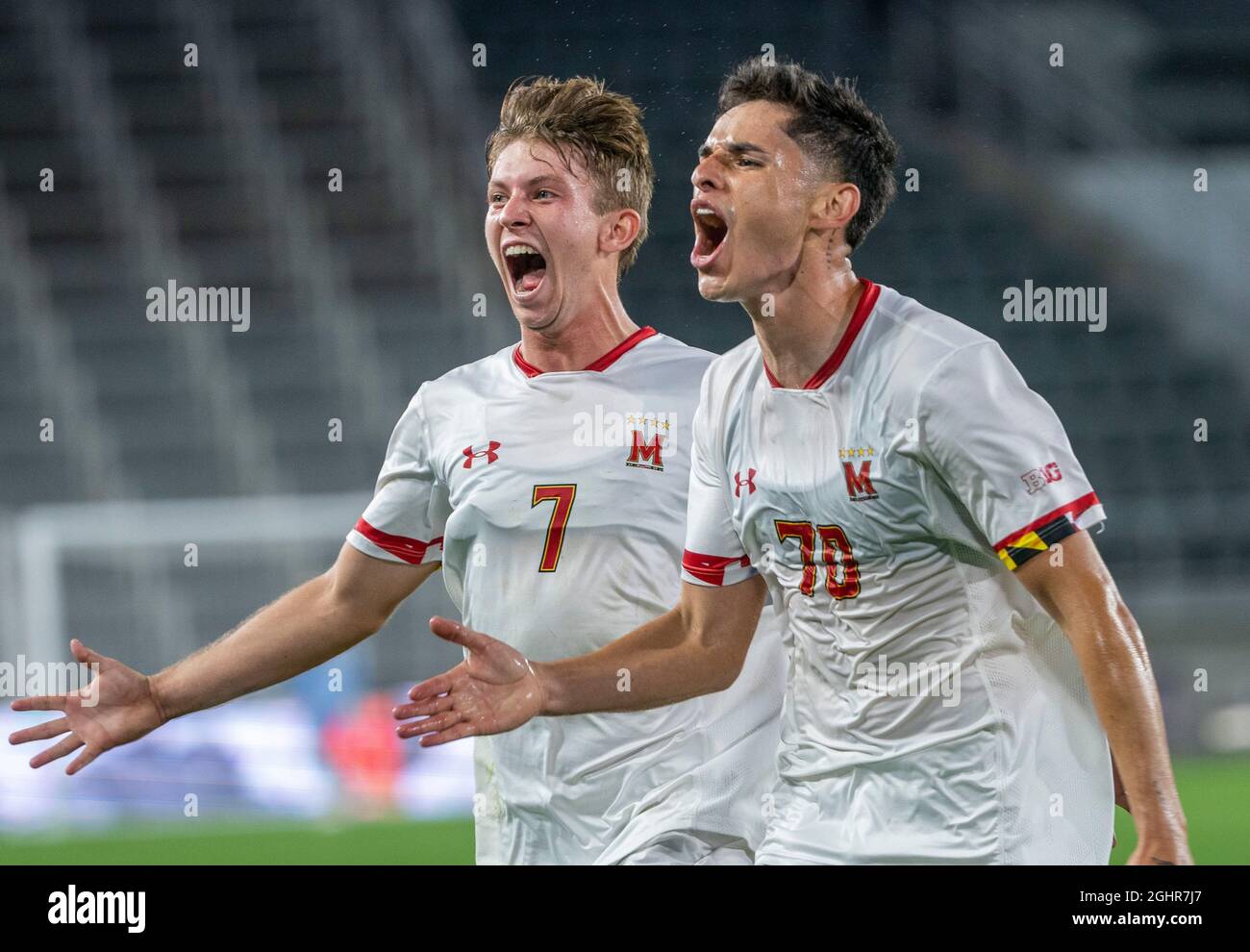 Il centrocampista Brayon Padilla dell'Università del Maryland (70) dopo aver segnato il traguardo vincente festeggia con il forward Hunter George (7) Foto Stock