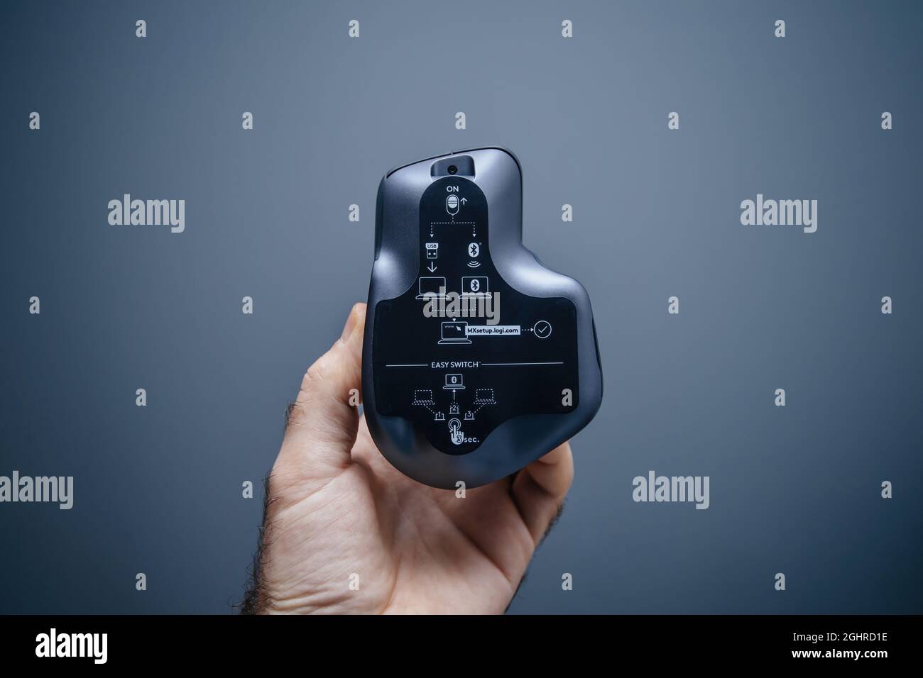 POV mano maschio con nuovo mouse wireless Logitech MX Master 3 con scorrimento iperveloce Foto Stock