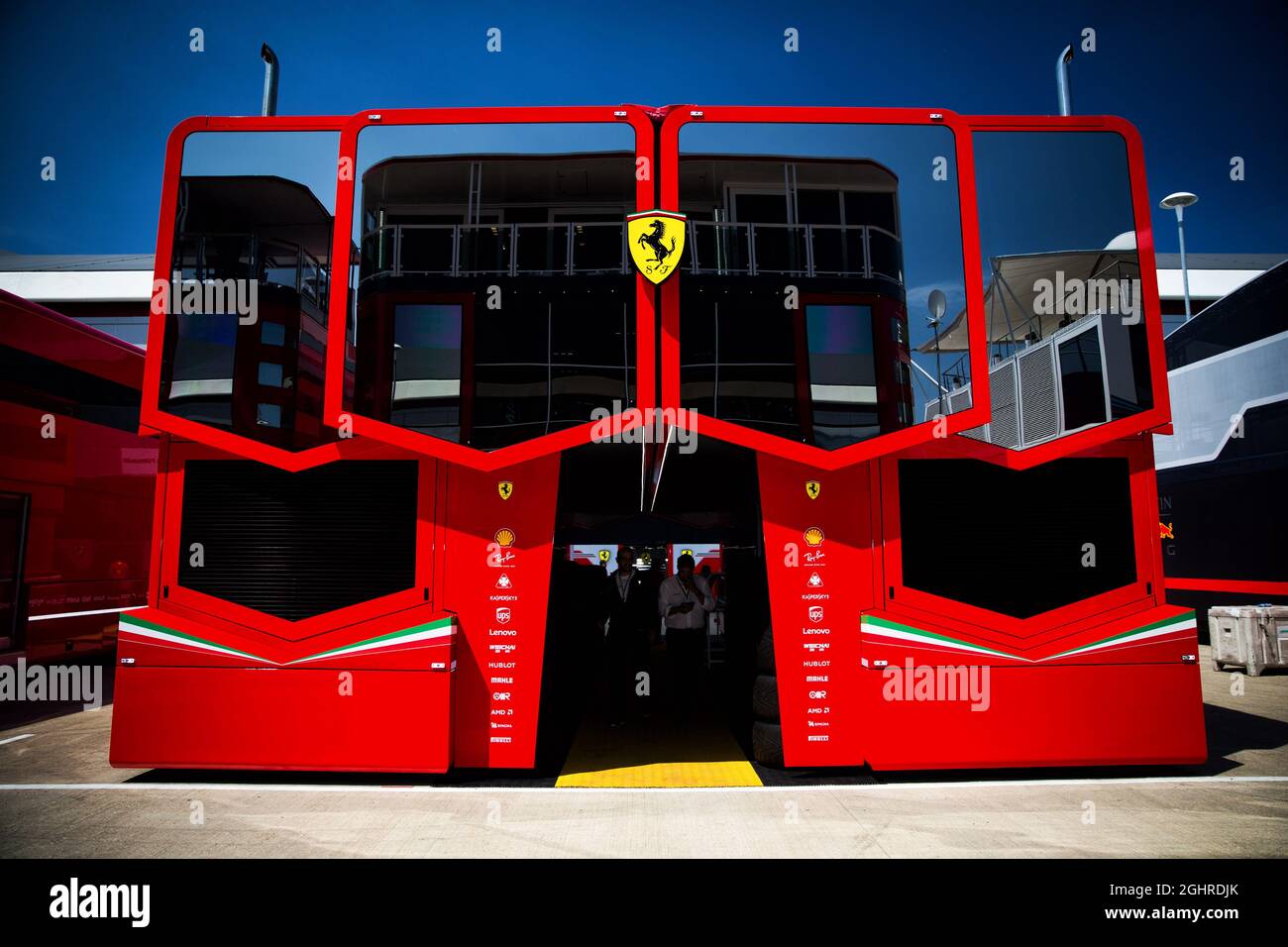 Ferrari camion nel paddock. 05.07.2018. Formula 1 World Championship, Rd 10, Gran Premio di Gran Bretagna, Silverstone, Inghilterra, Giorno di preparazione. Il credito fotografico dovrebbe essere: XPB/Press Association Images. Foto Stock