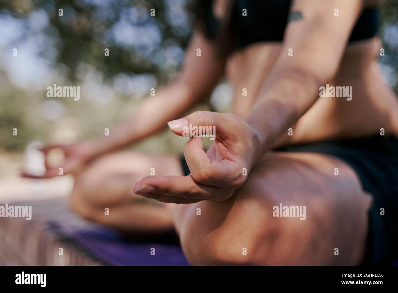 dettaglio delle mani della donna meditando all'aperto Foto Stock