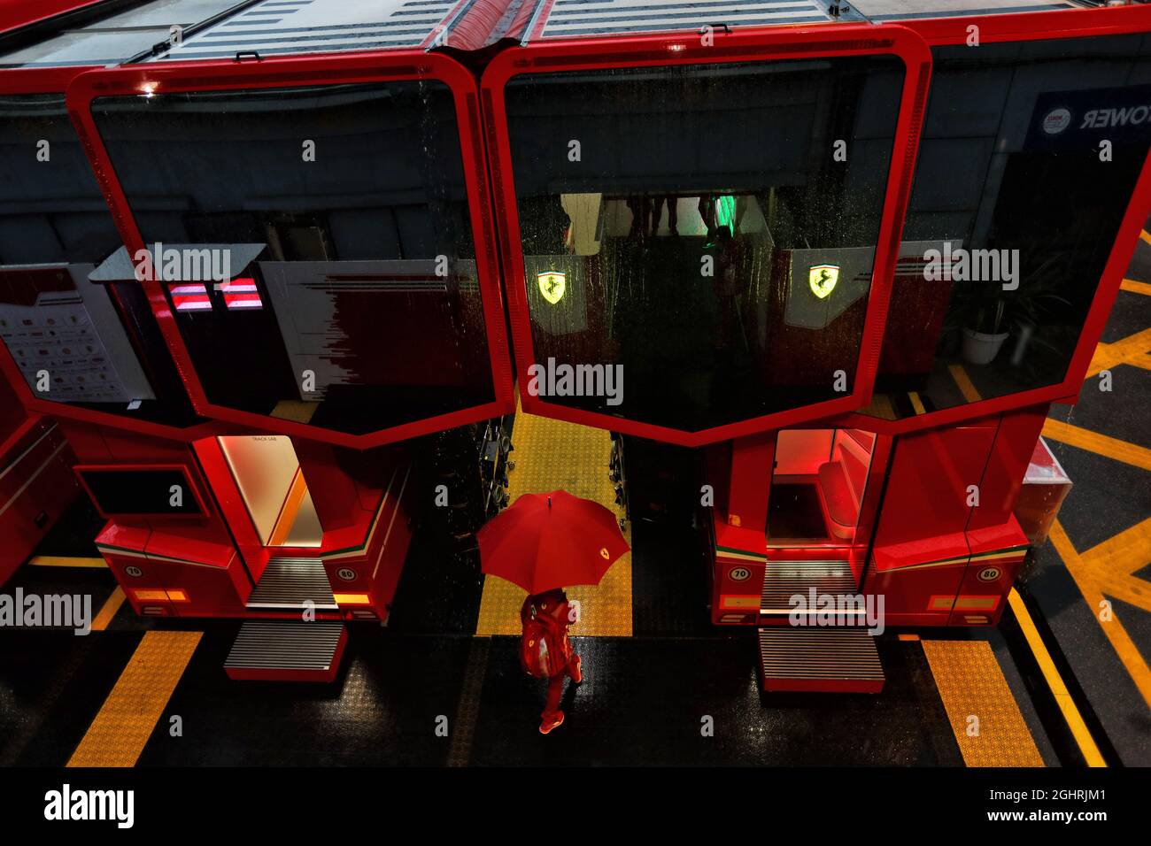 Ferrari camion in un paddock bagnato. 31.08.2018. Campionato del mondo formula 1, Rd 14, Gran Premio d'Italia, Monza, Italia, Giorno della pratica. Il credito fotografico dovrebbe essere: XPB/Press Association Images. Foto Stock