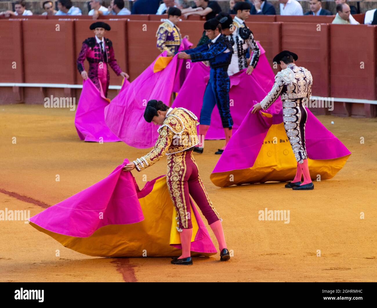 Banderilleros con capa, Toreros con sciarpe rosa in abito tradizionale, corrida, Plaza de toros de la Real Maestranza de Caballeria Foto Stock