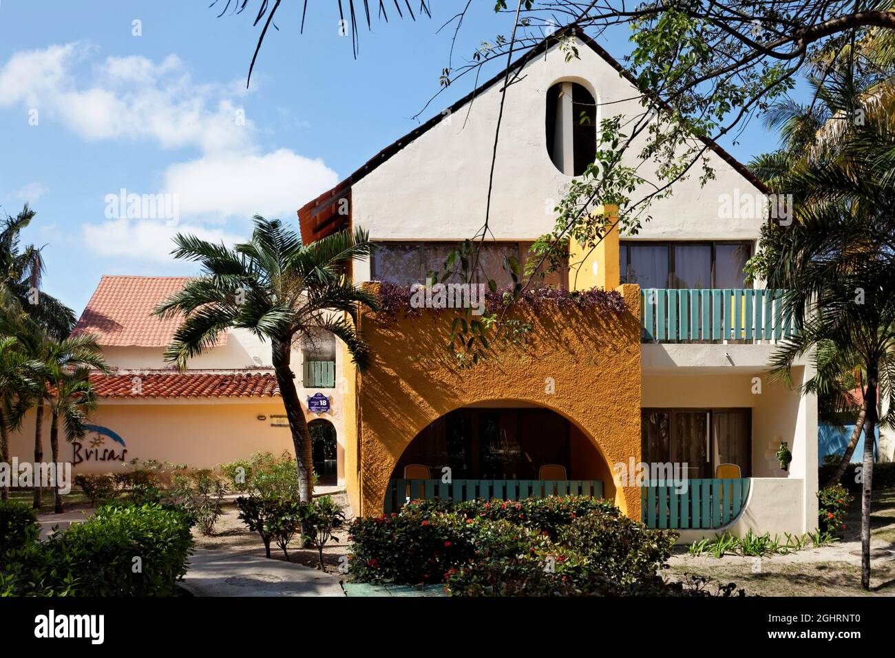 Bungalow, zona giardino, palme da cocco (Cocos nucifera), Hotel Brisas, Playa St. Lucia, Camagueey Provincia, Caraibi, Cuba Foto Stock