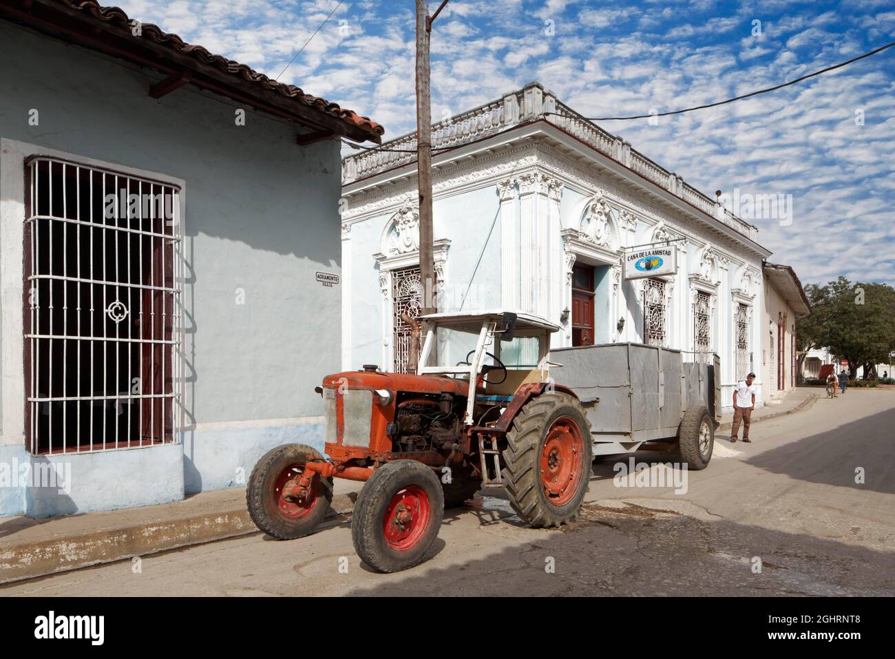 Scena stradale, case del periodo coloniale spagnolo, vecchio trattore con rimorchio, Sancti Spiritus, Cuba centrale, Provincia Sancti Spiritus, Caraibi, Cuba Foto Stock