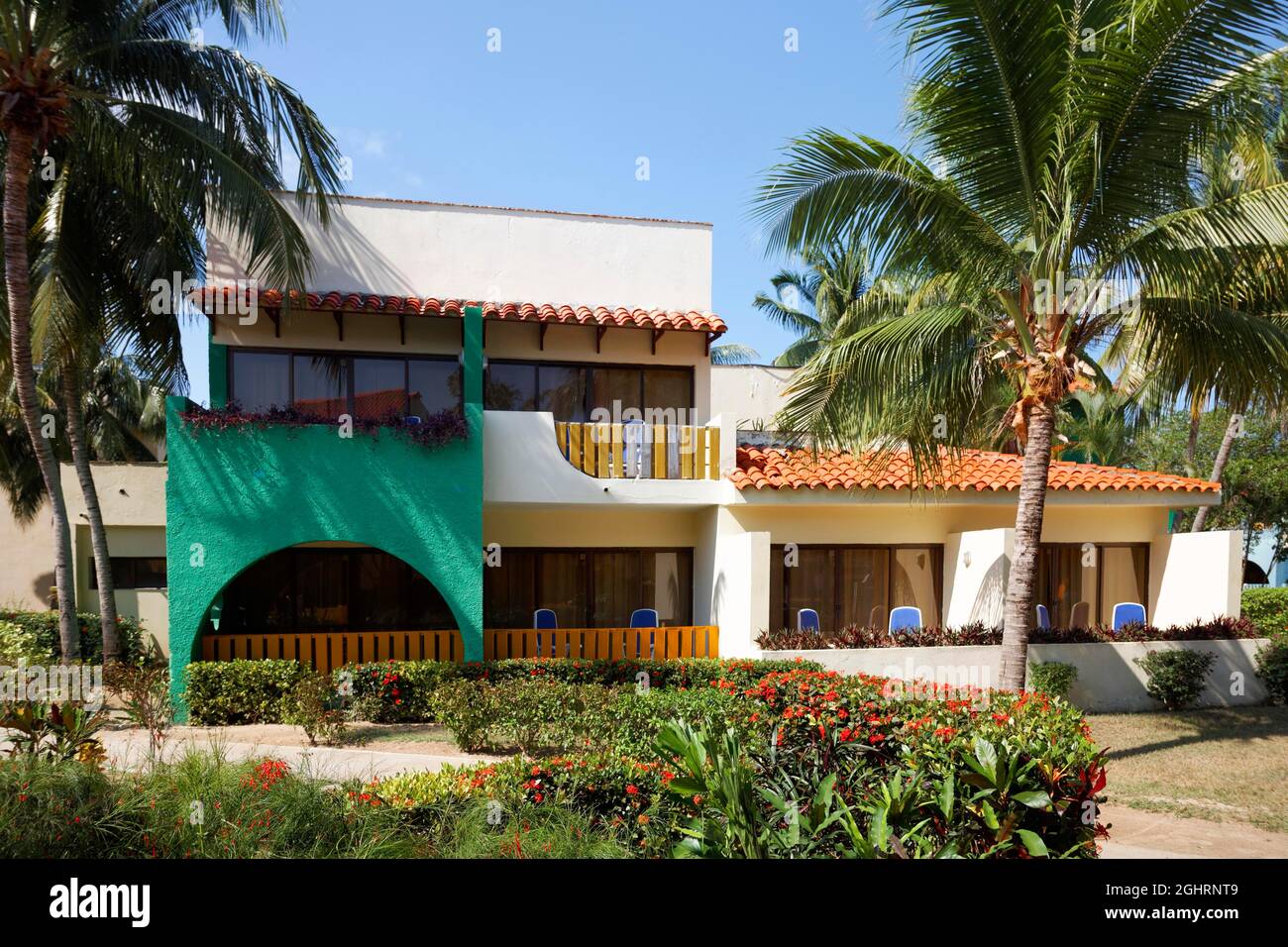 Bungalow, zona giardino, palme da cocco (Cocos nucifera), Hotel Brisas, Playa St. Lucia, Camagueey Provincia, Caraibi, Cuba Foto Stock