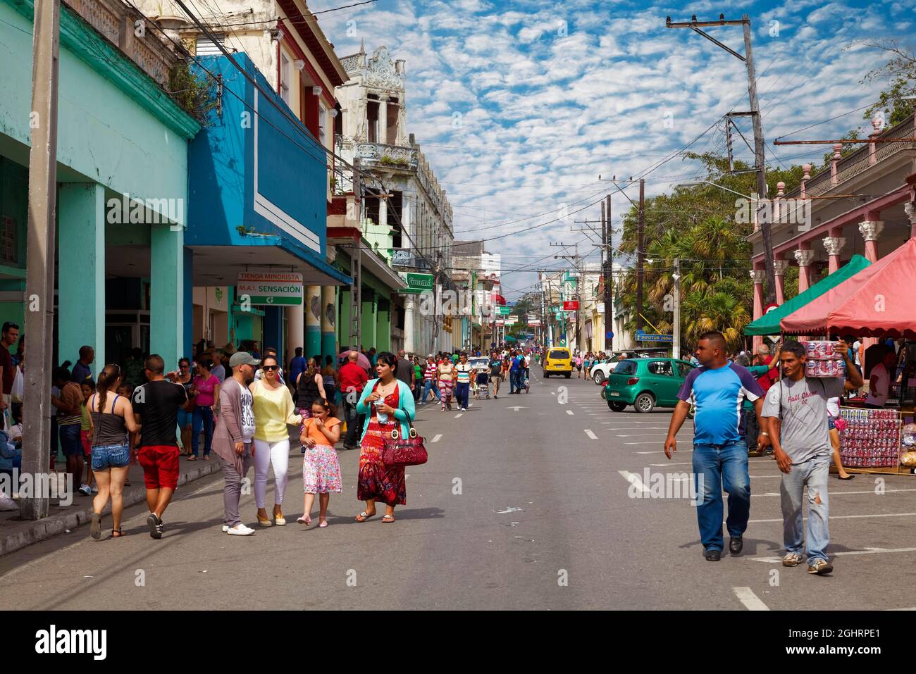Scena stradale, molte persone sulla strada, cubani, case coloniali, Pinar del Rio, Pinar del Rio Provincia, Caraibi, Cuba Foto Stock
