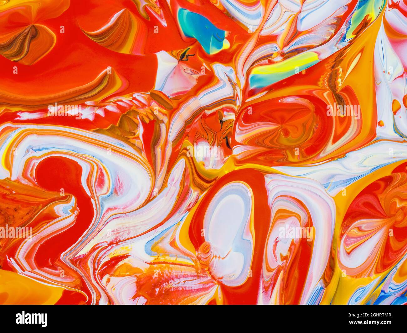 Immagine astratta di vari colori di vernice acrilica mescolati insieme  utilizzando una tecnica di colata di vernice Foto stock - Alamy