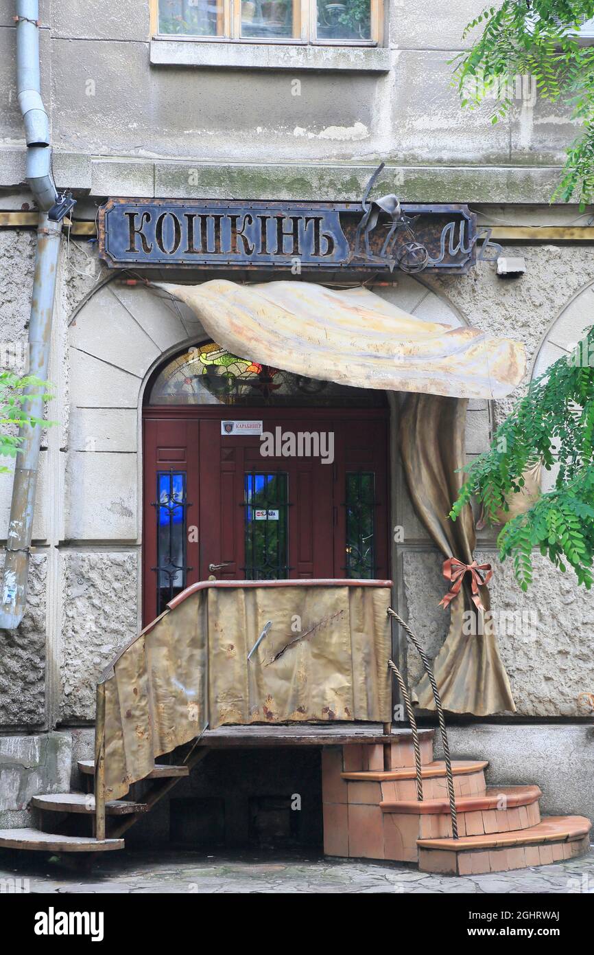 Facciata di un edificio residenziale che necessita di ristrutturazione in Panteleimonovskaya Street, Odessa, Ucraina Foto Stock