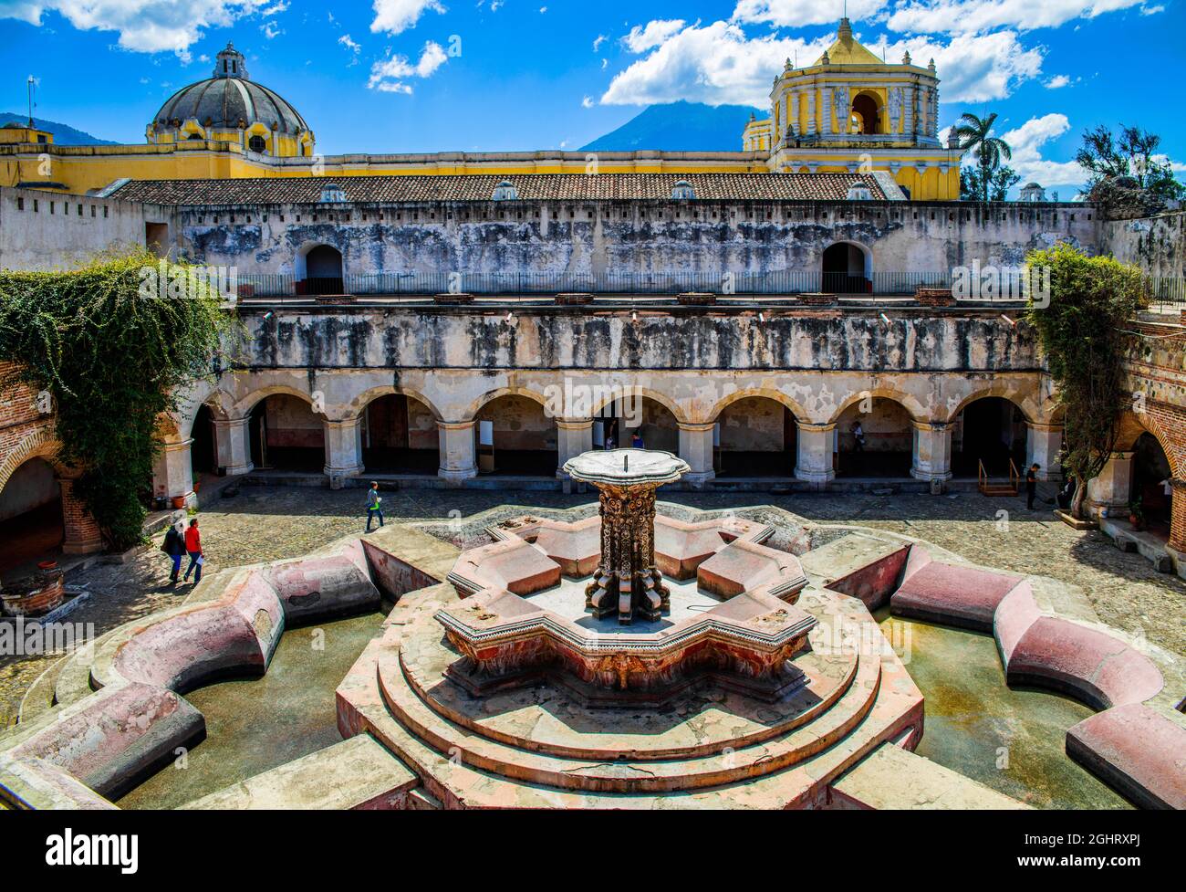 Grande fontana e chiostro, la Merced chiesa e convento, Antigua, Antigua, Guatemala Foto Stock