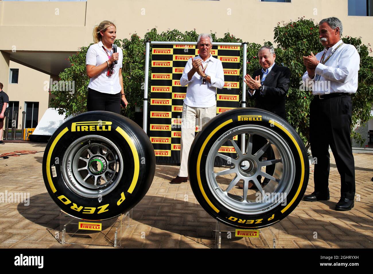 Pirelli estende la propria partnership con la Formula 1 fino al 2023: (Da L a R): Rosanna Tennant (GBR) F1 Presenter; Marco Tronchetti Provera (ITA) Presidente Pirelli; Jean Todt (fra) Presidente FIA; Chase Carey (USA) Presidente del Gruppo Formula uno. 25.11.2018. Formula 1 World Championship, Rd 21, Gran Premio di Abu Dhabi, Yas Marina Circuit, Abu Dhabi, Race Day. Il credito fotografico dovrebbe essere: XPB/Press Association Images. Foto Stock