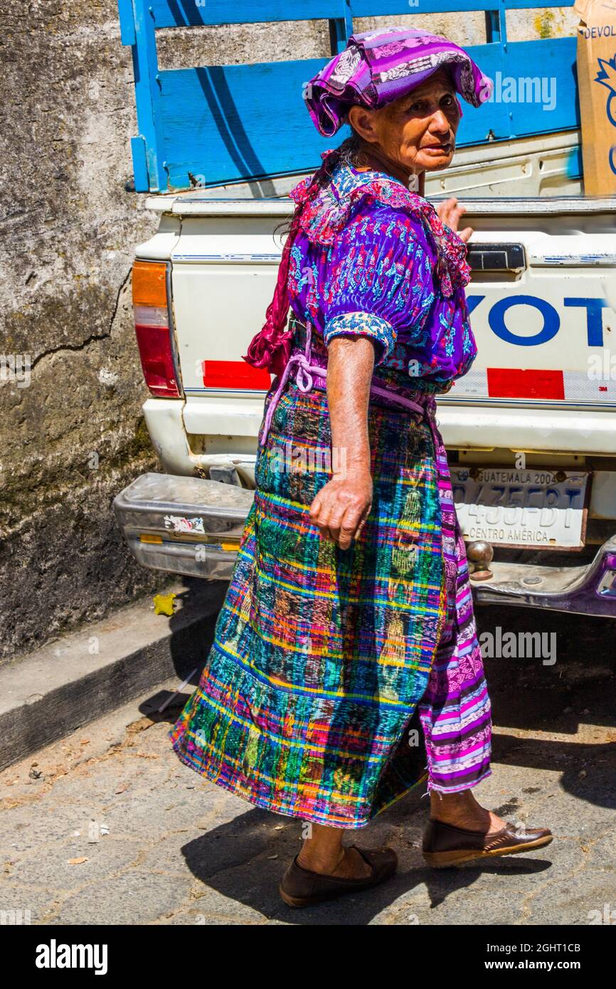 Donna in viaggio verso il mercato, il più importante mercato nelle Highlands, Chichicastenango, Chichicastenango, Guatemala Foto Stock
